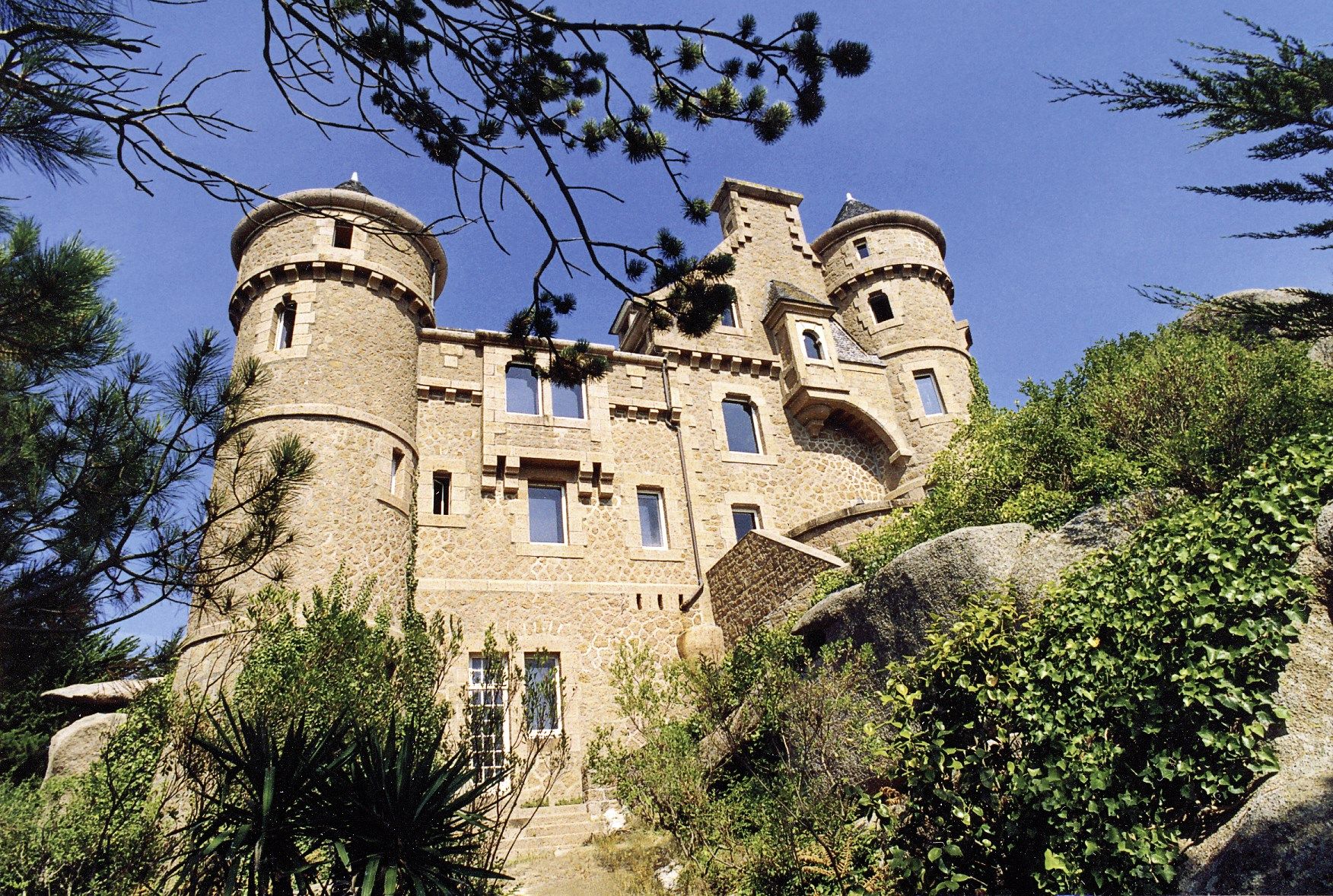 luxury house 10 Rooms for sale on TREGASTEL (22730)