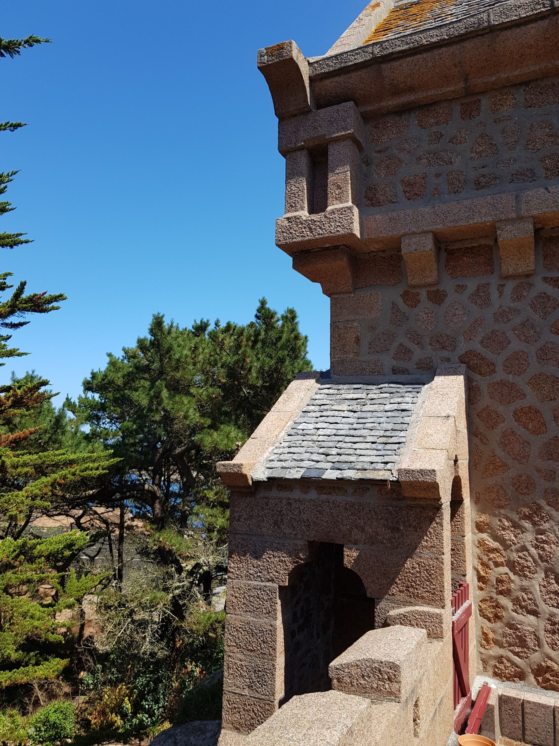 luxury house 10 Rooms for sale on TREGASTEL (22730)