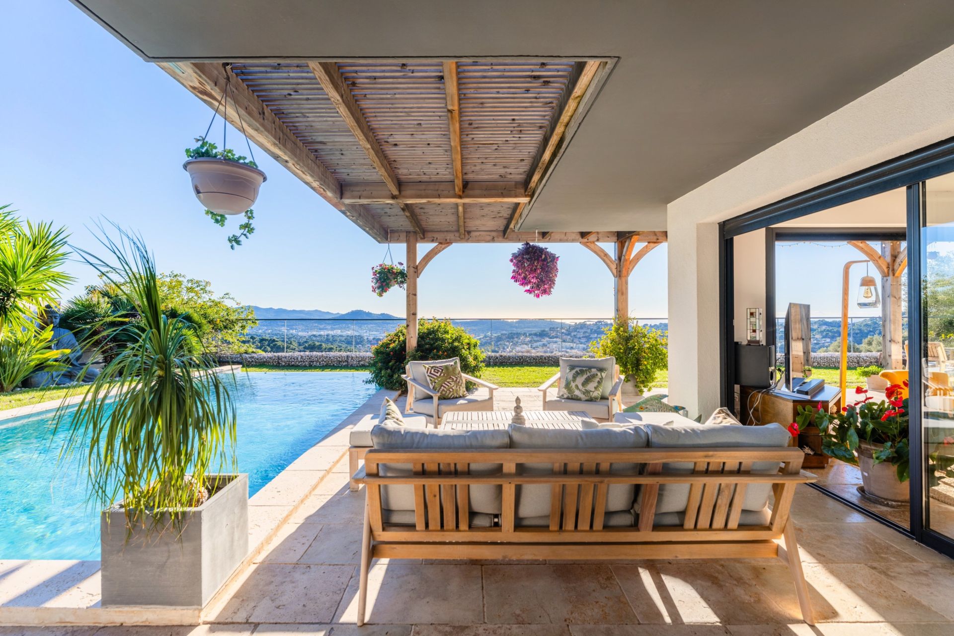 luxury house 6 Rooms for sale on OLLIOULES (83190)