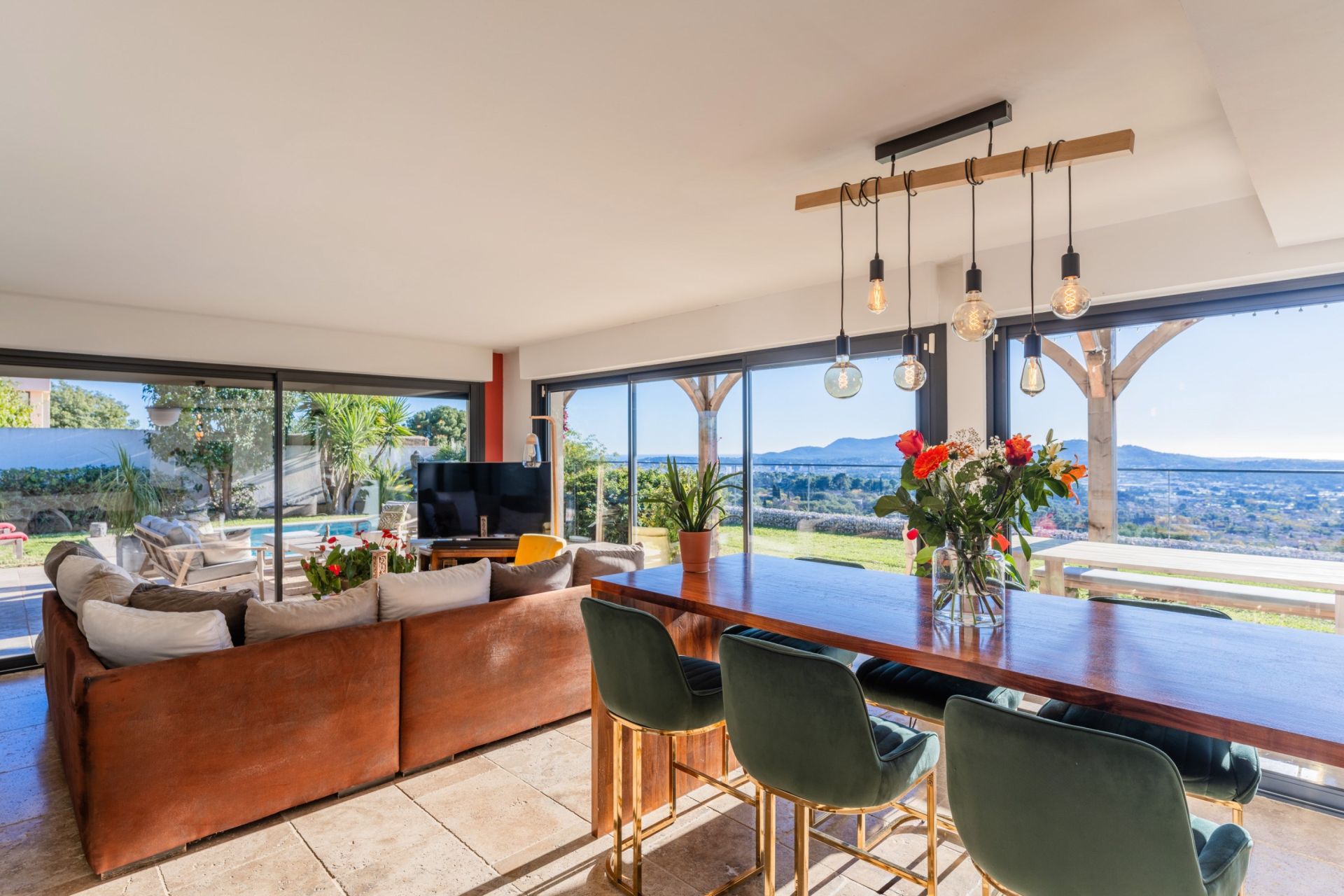 luxury house 6 Rooms for sale on OLLIOULES (83190)