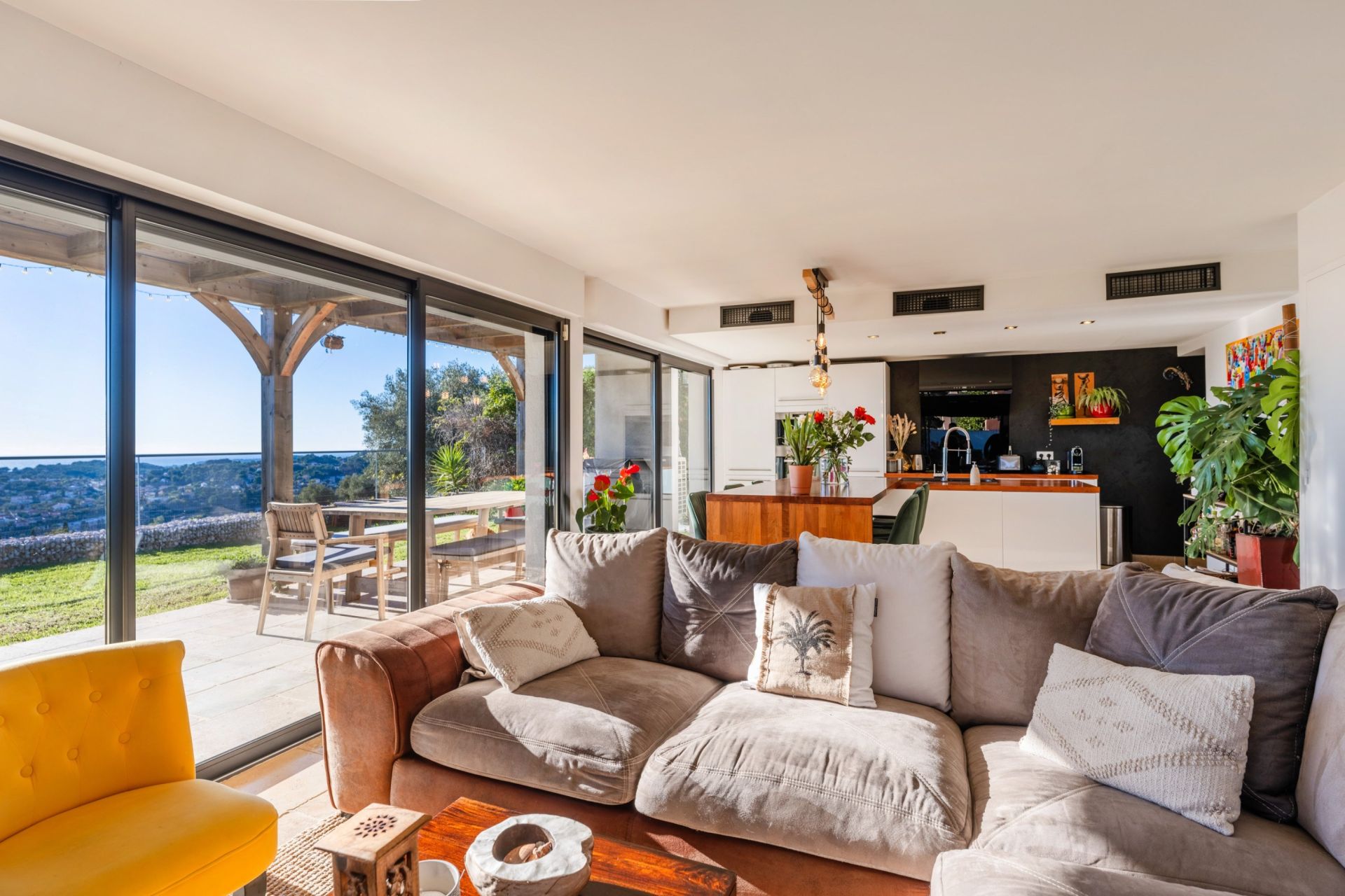 luxury house 6 Rooms for sale on OLLIOULES (83190)