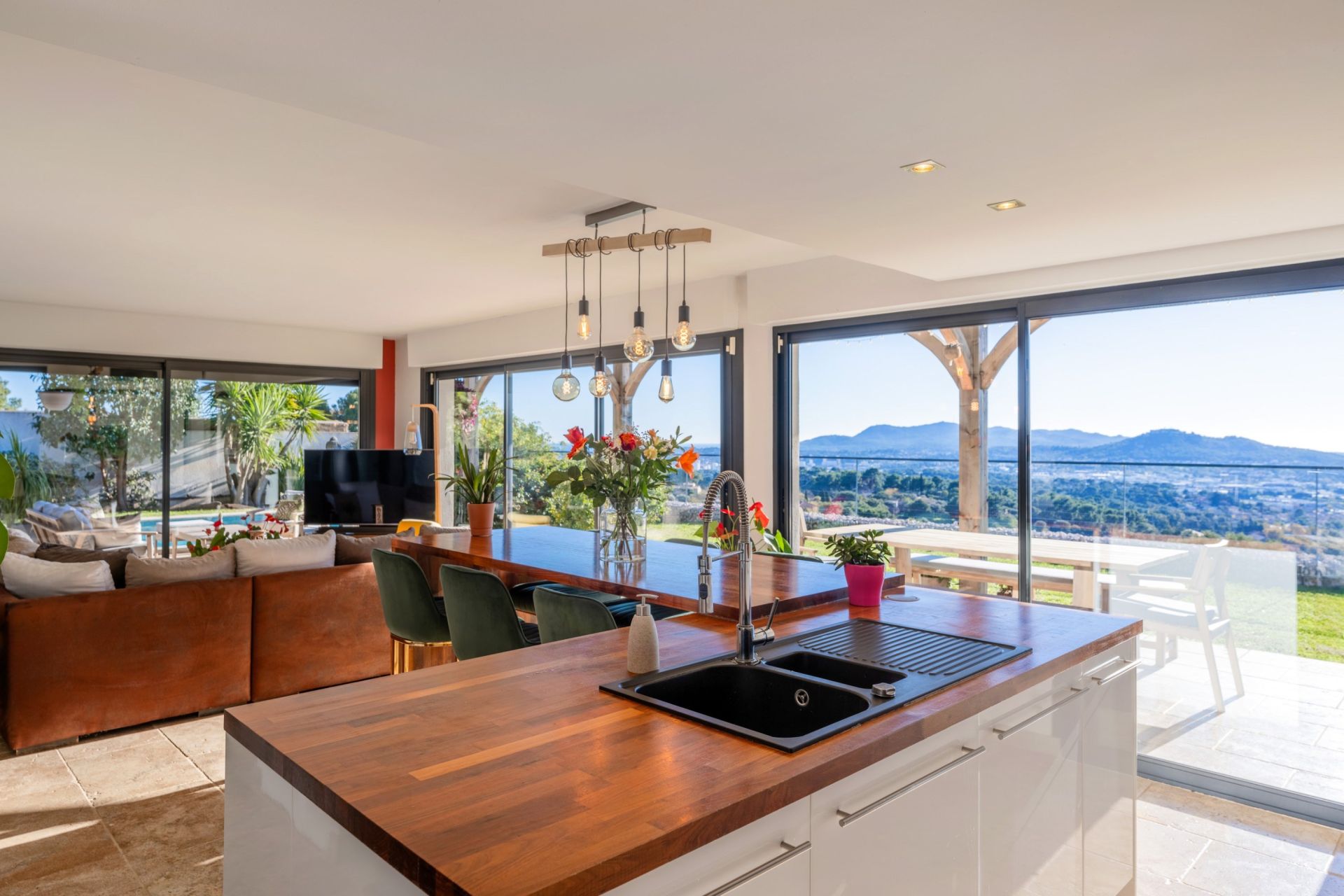 luxury house 6 Rooms for sale on OLLIOULES (83190)