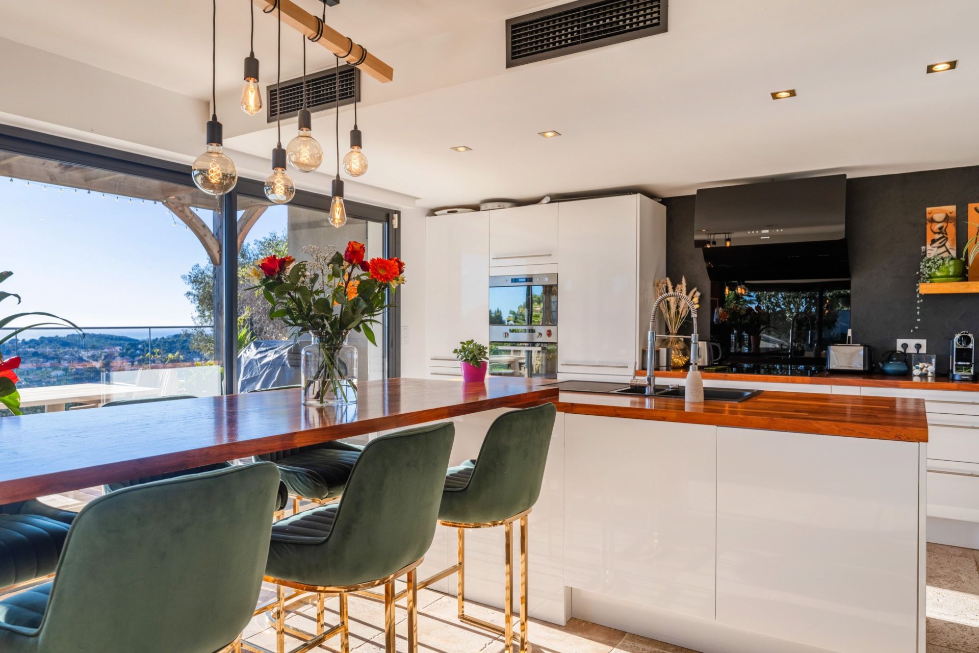 luxury house 6 Rooms for sale on OLLIOULES (83190)