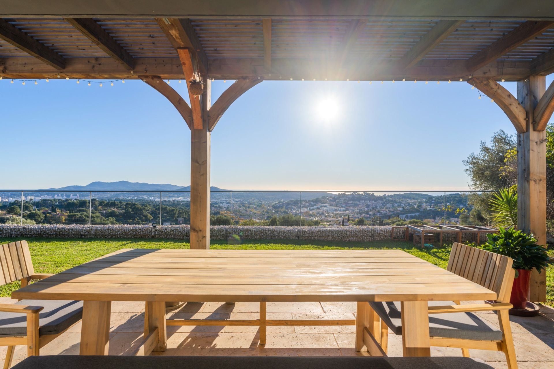 luxury house 6 Rooms for sale on OLLIOULES (83190)