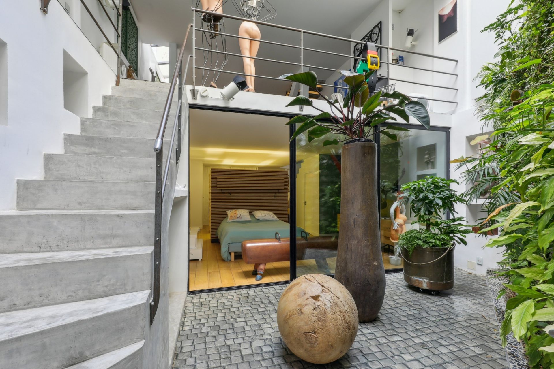 luxury house 6 Rooms for sale on PARIS (75018)