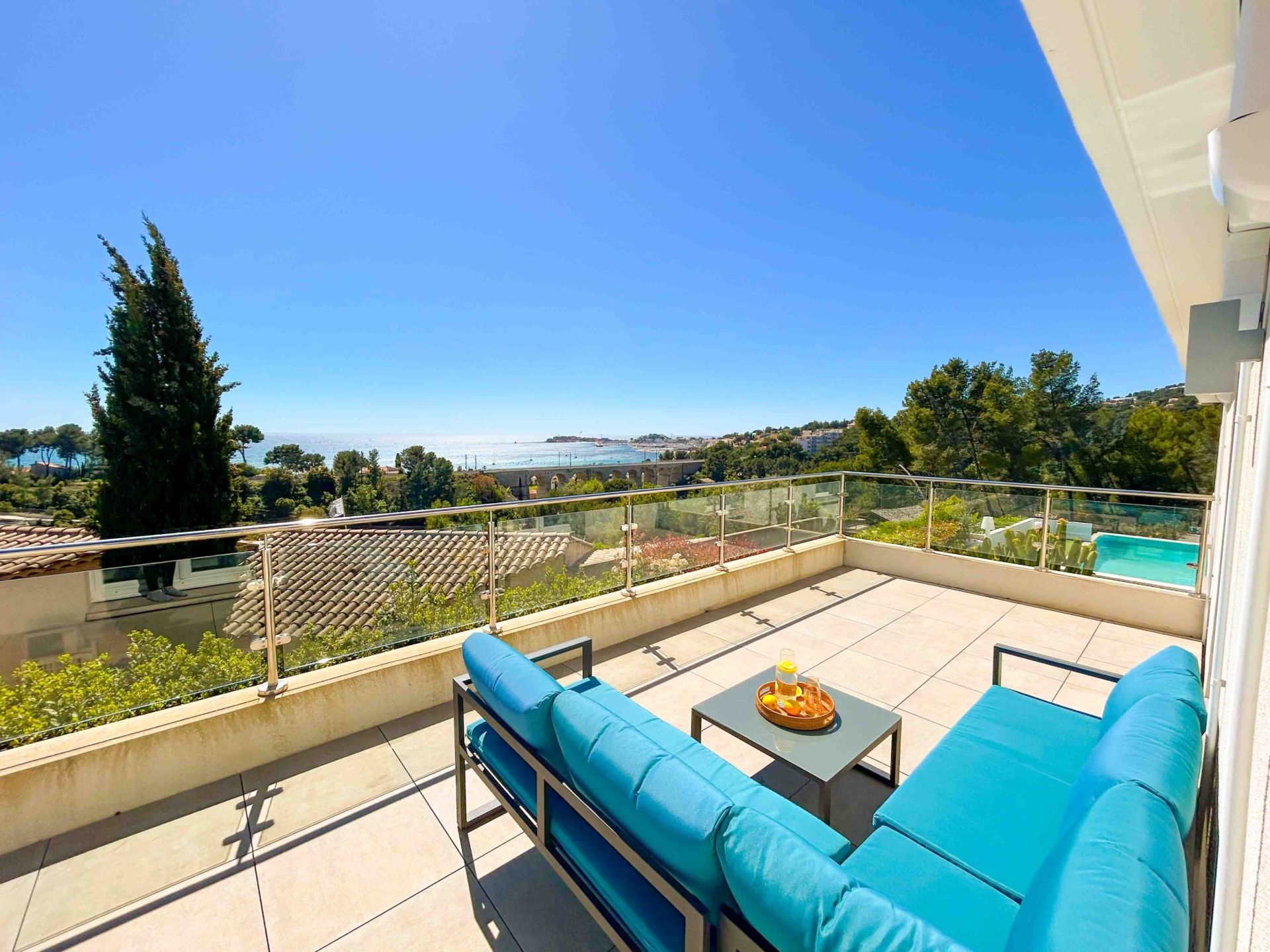 architect's house 9 Rooms for seasonal rent on SANARY SUR MER (83110)