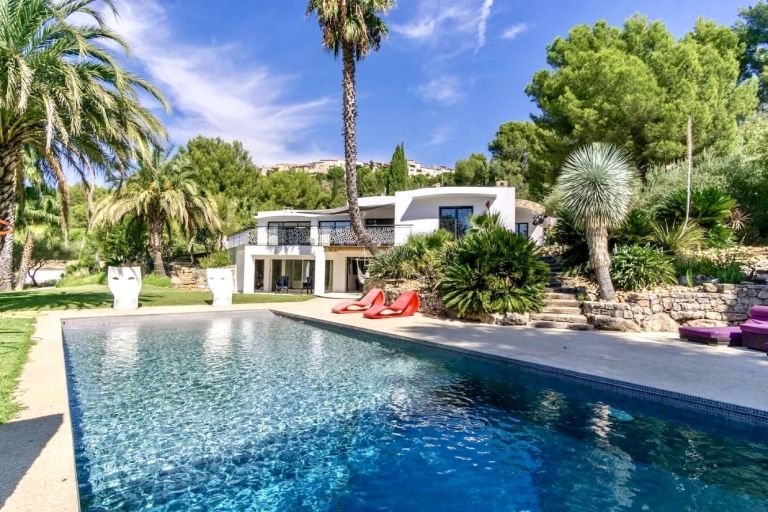 maison de luxe 7 Pièces en location saisonnière sur LE CASTELLET (83330)