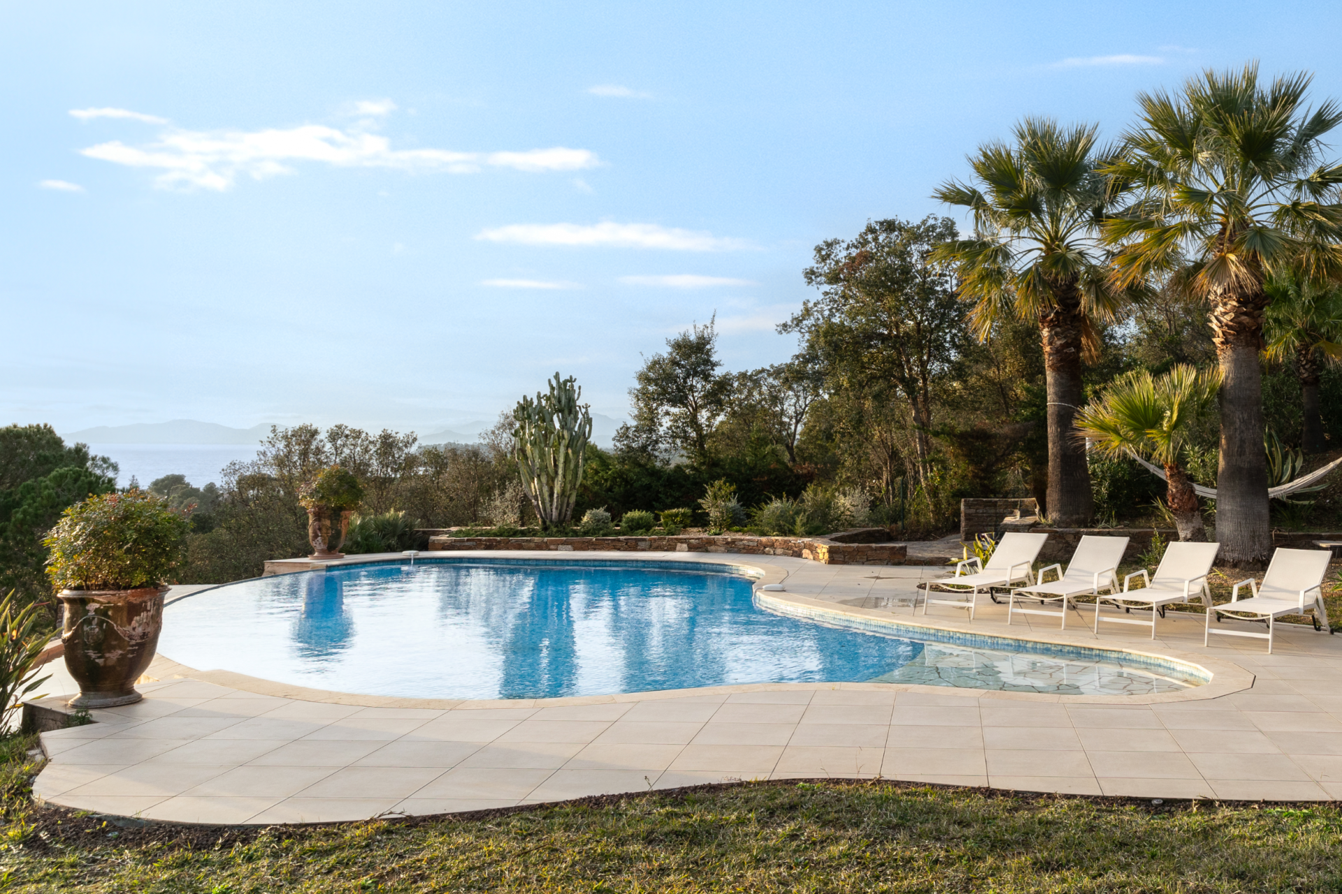 luxury house 6 Rooms for seasonal rent on BORMES LES MIMOSAS (83230)
