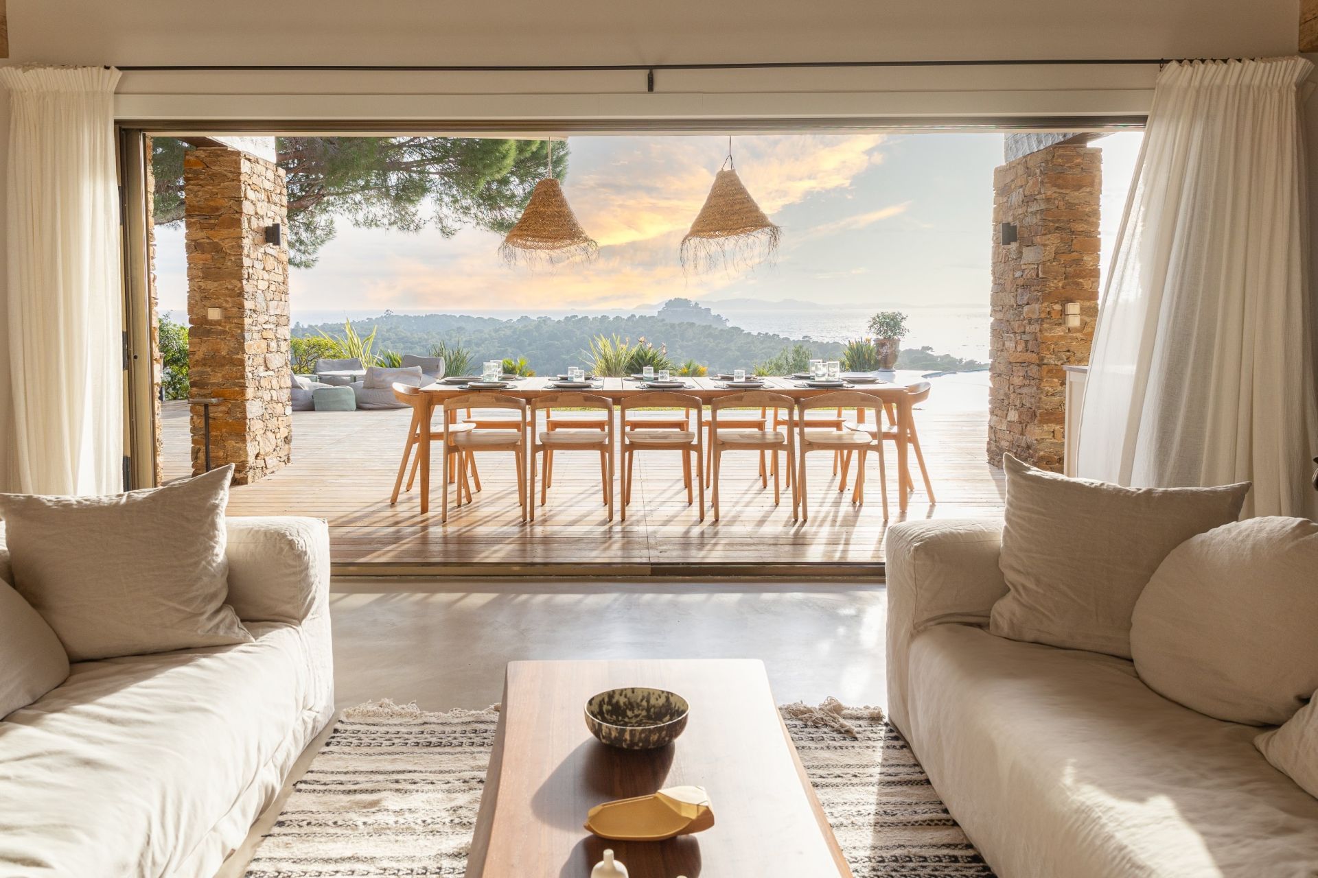 luxury house 6 Rooms for seasonal rent on BORMES LES MIMOSAS (83230)
