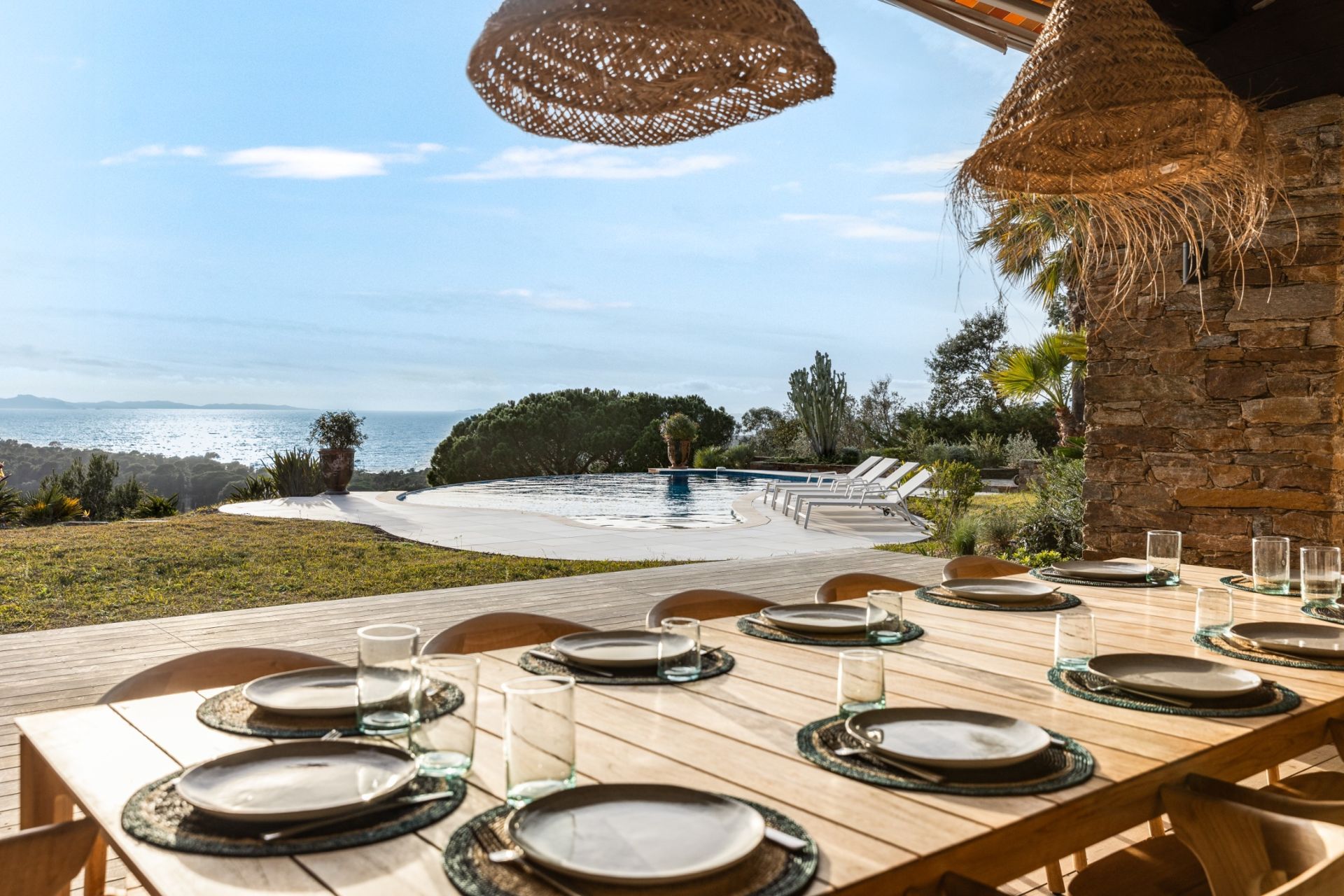 luxury house 6 Rooms for seasonal rent on BORMES LES MIMOSAS (83230)