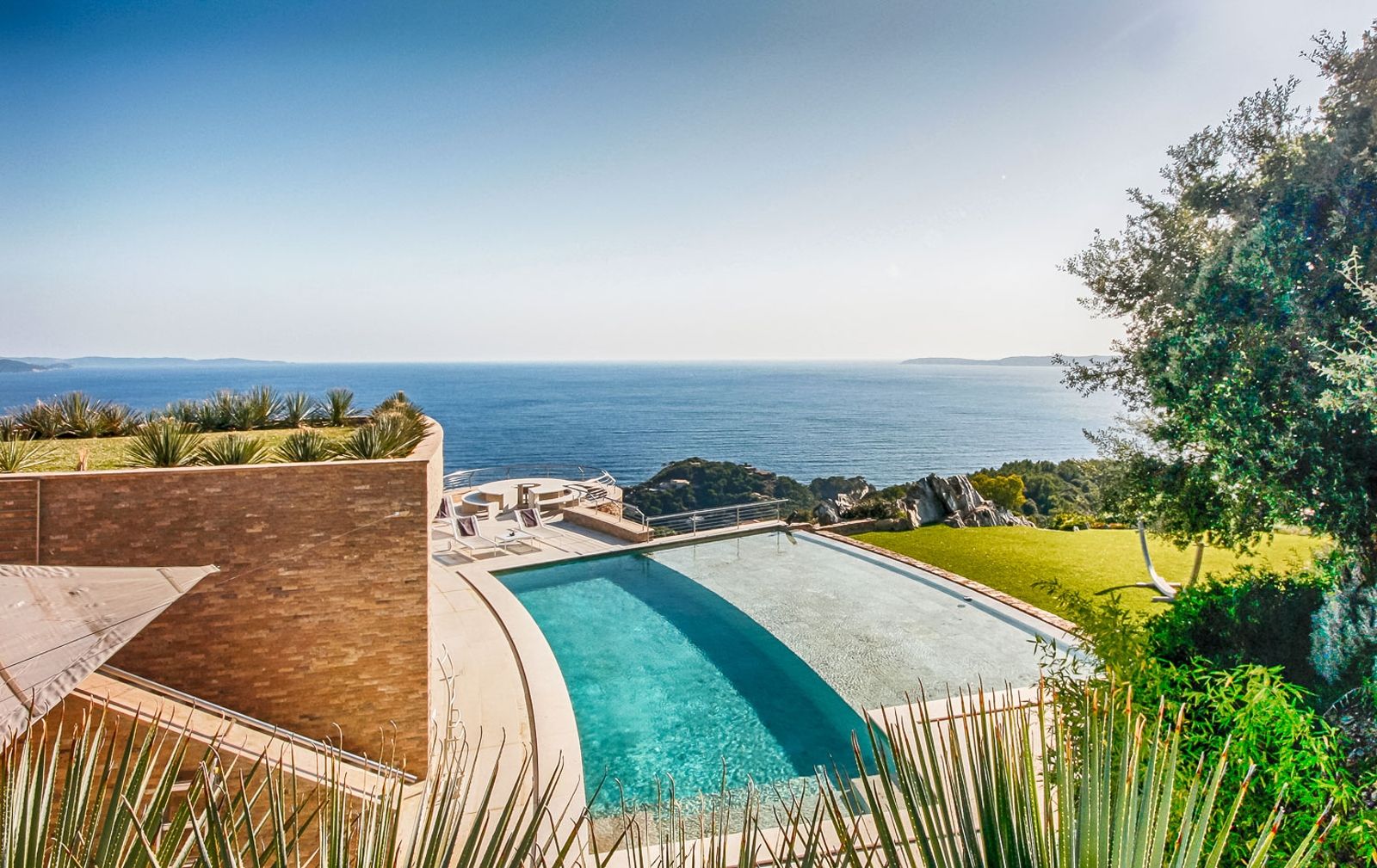 luxury villa 10 Rooms for seasonal rent on BORMES LES MIMOSAS (83230)