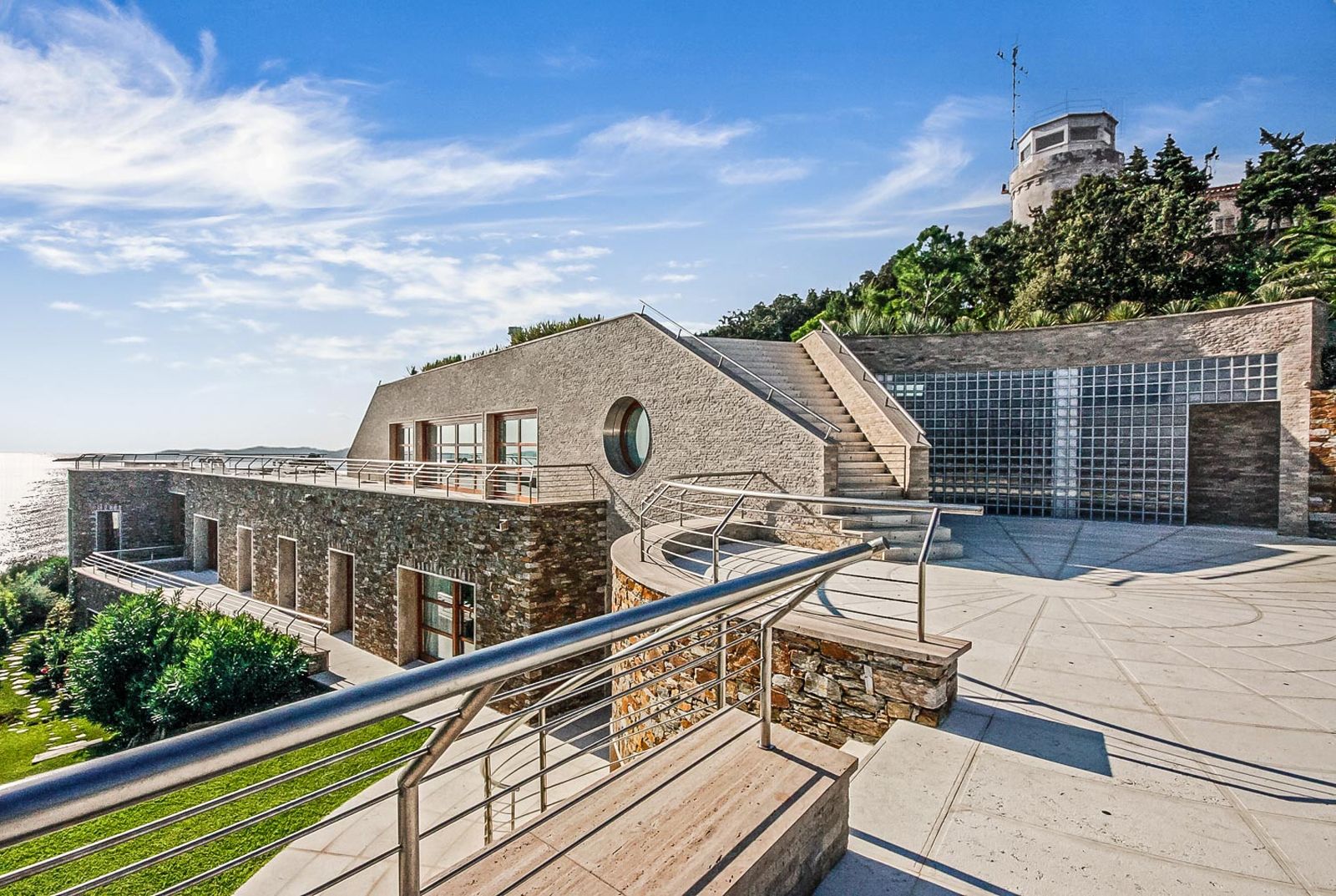 luxury villa 10 Rooms for seasonal rent on BORMES LES MIMOSAS (83230)