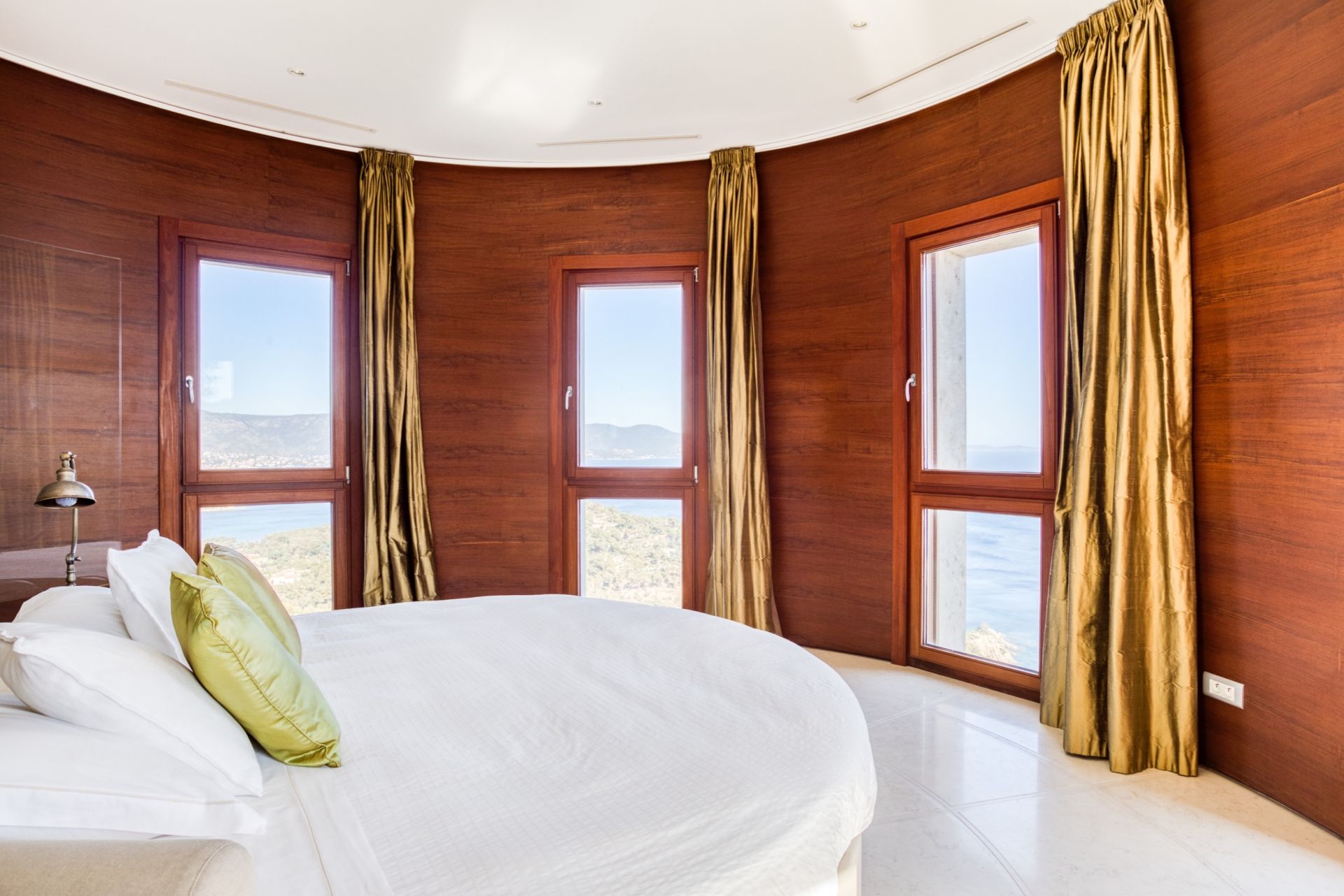 villa de luxe 10 Pièces en location saisonnière sur BORMES LES MIMOSAS (83230)