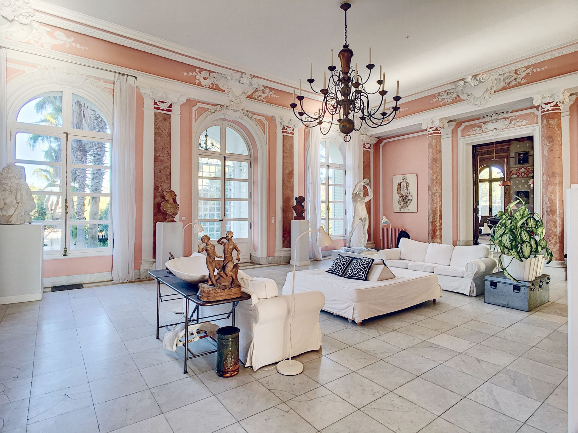 château 28 Pièces en location saisonnière sur LE PRADET (83220)