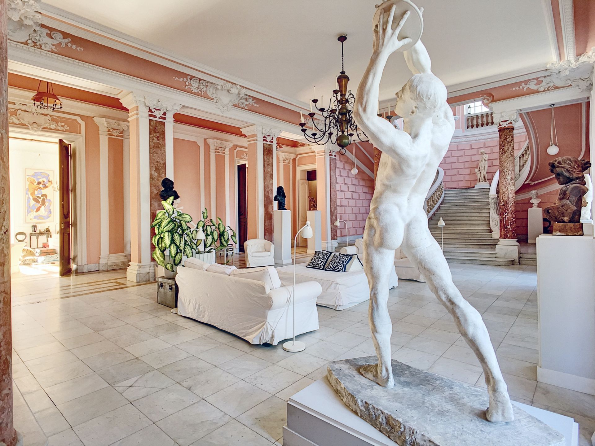 château 28 Pièces en location saisonnière sur LE PRADET (83220)