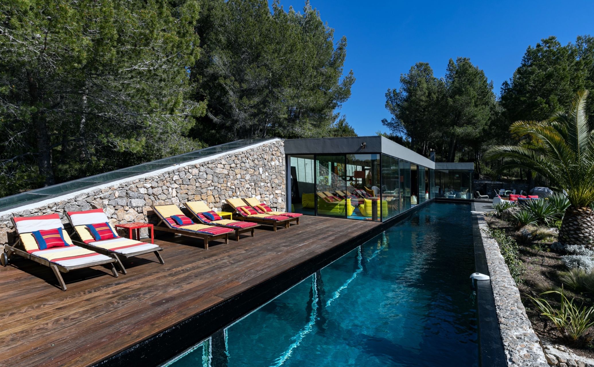 luxury villa 5 Rooms for seasonal rent on BANDOL (83150)