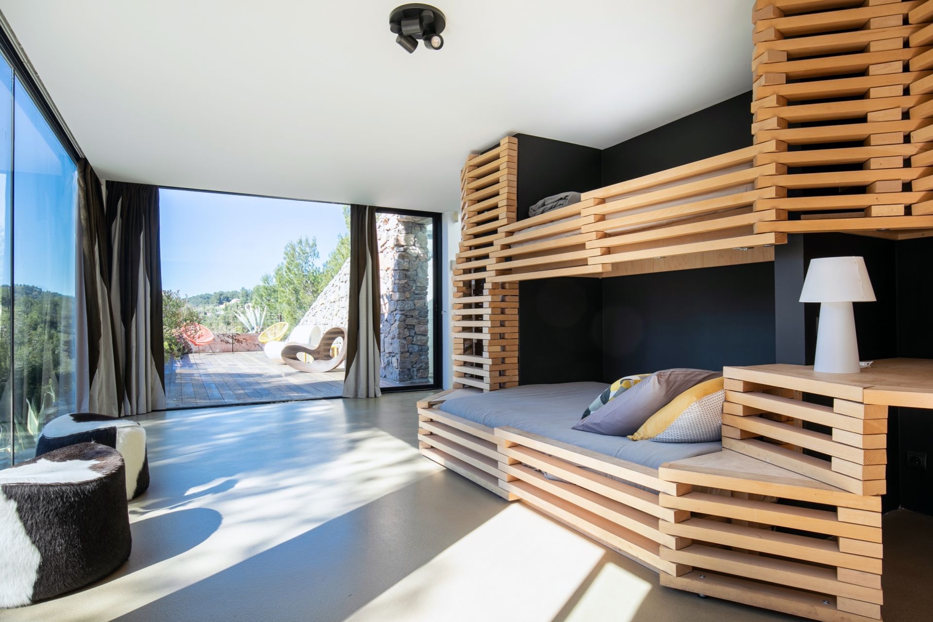 luxury villa 5 Rooms for seasonal rent on BANDOL (83150)