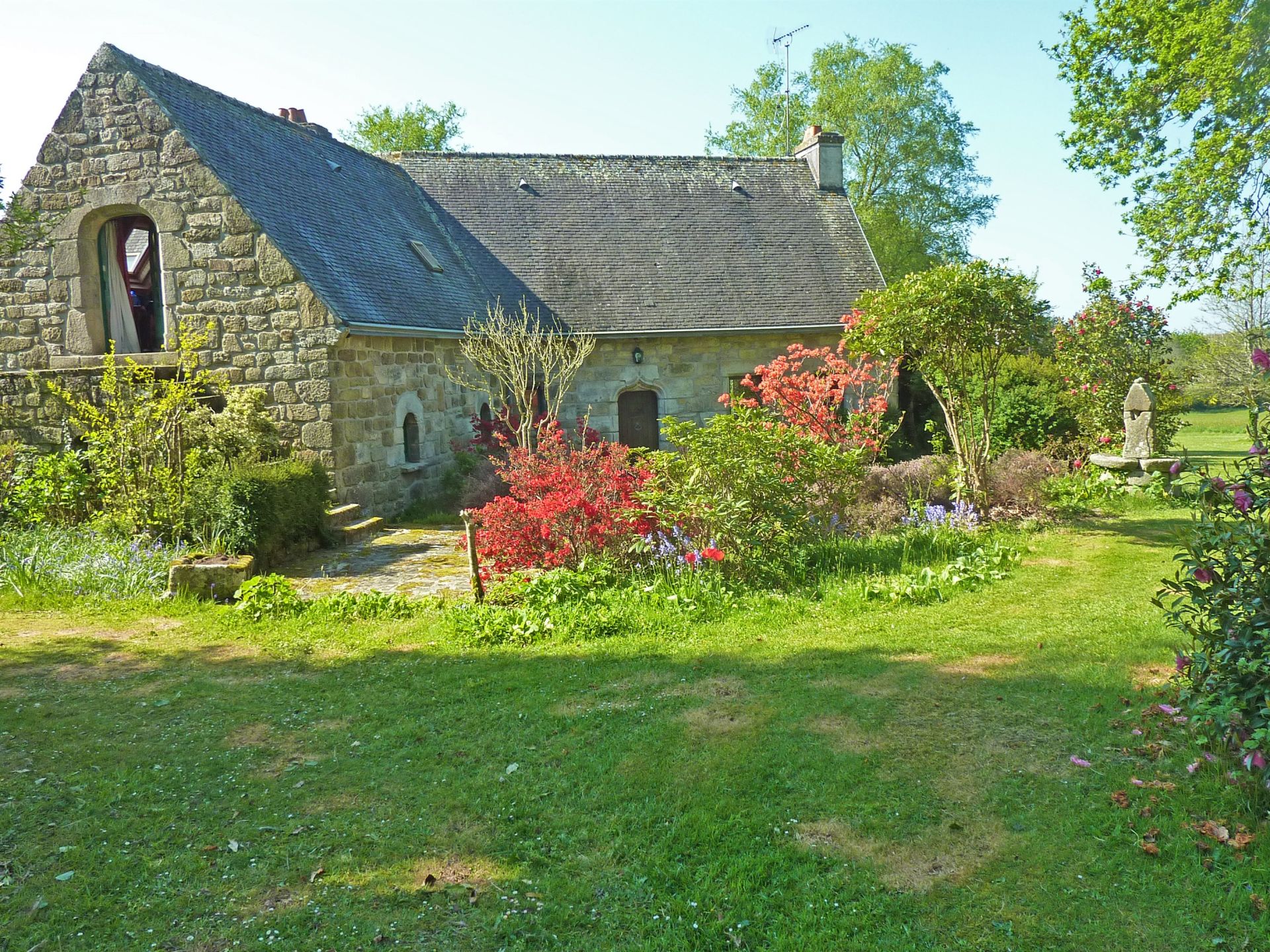 luxury house 8 Rooms for sale on GOUESNACH (29950)