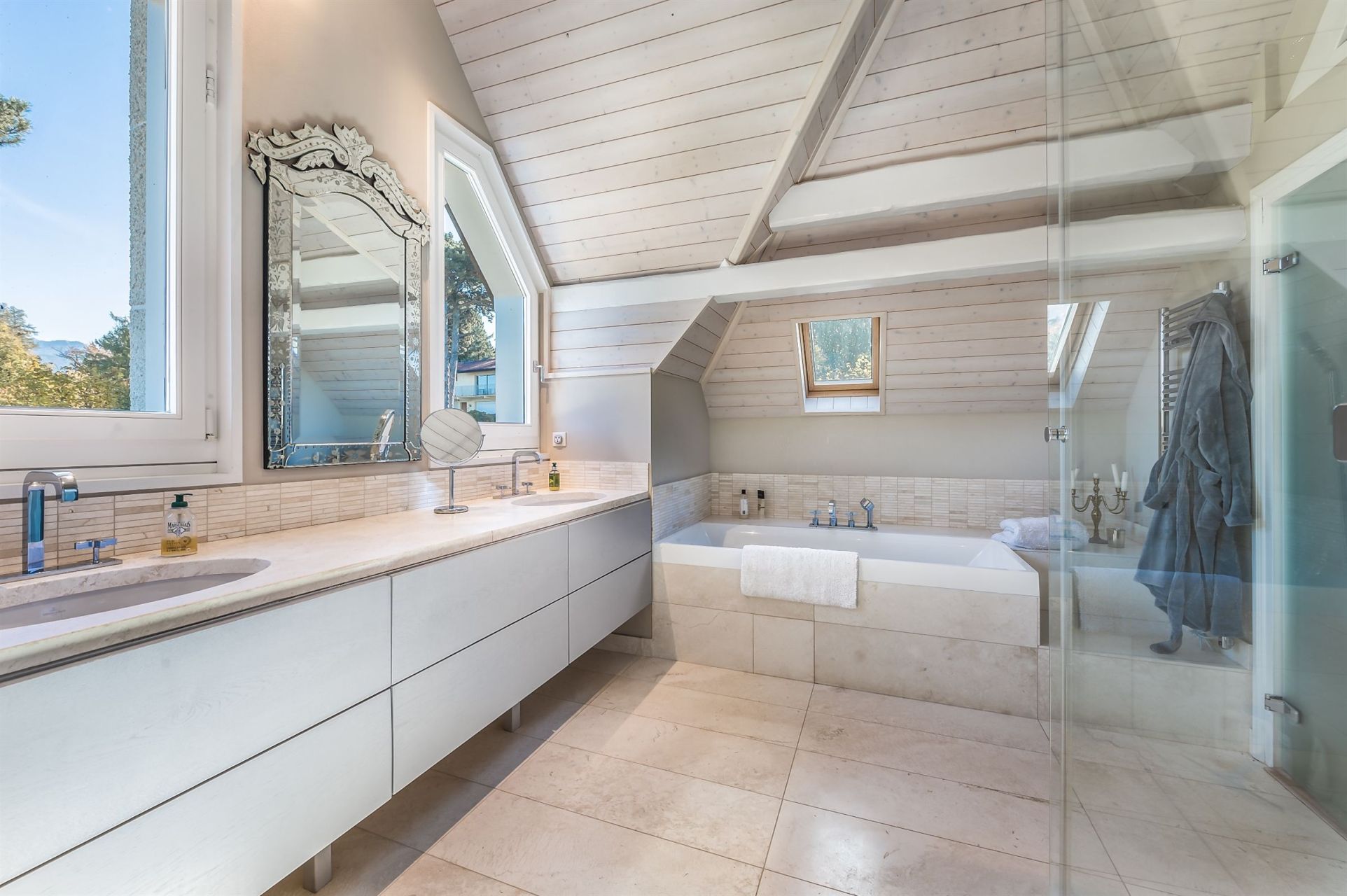 luxury house 6 Rooms for sale on EVIAN LES BAINS (74500)