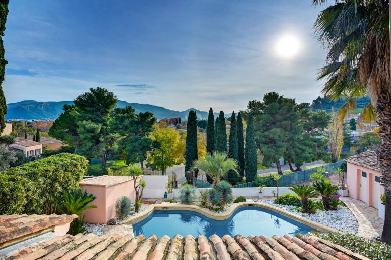 luxury house 5 Rooms for sale on MARSEILLE (13012)