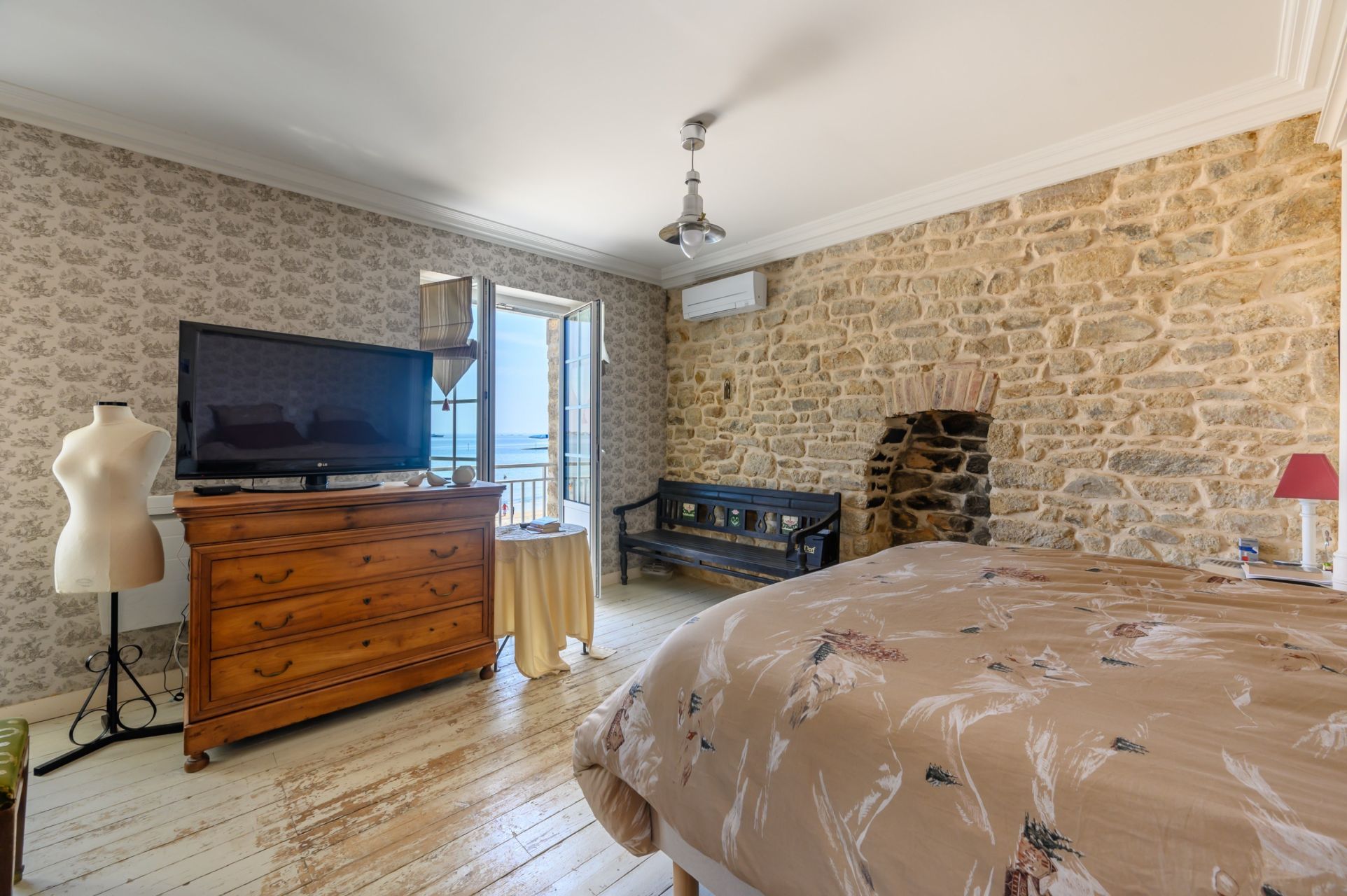 luxury house 8 Rooms for sale on LARMOR PLAGE (56260)