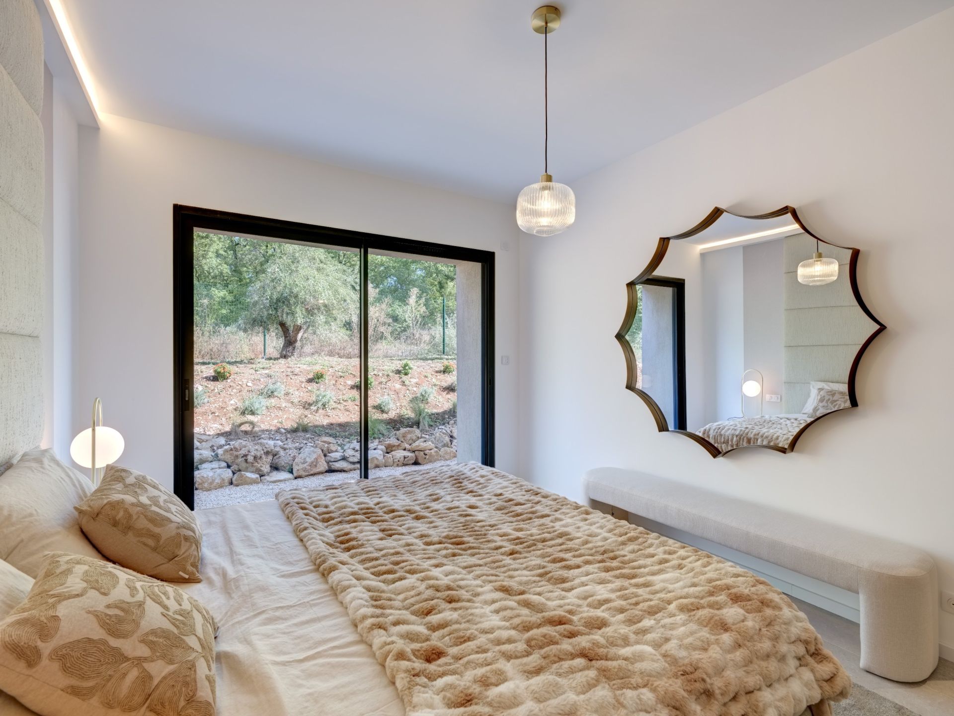 luxury villa 5 Rooms for sale on TOURRETTES (83440)