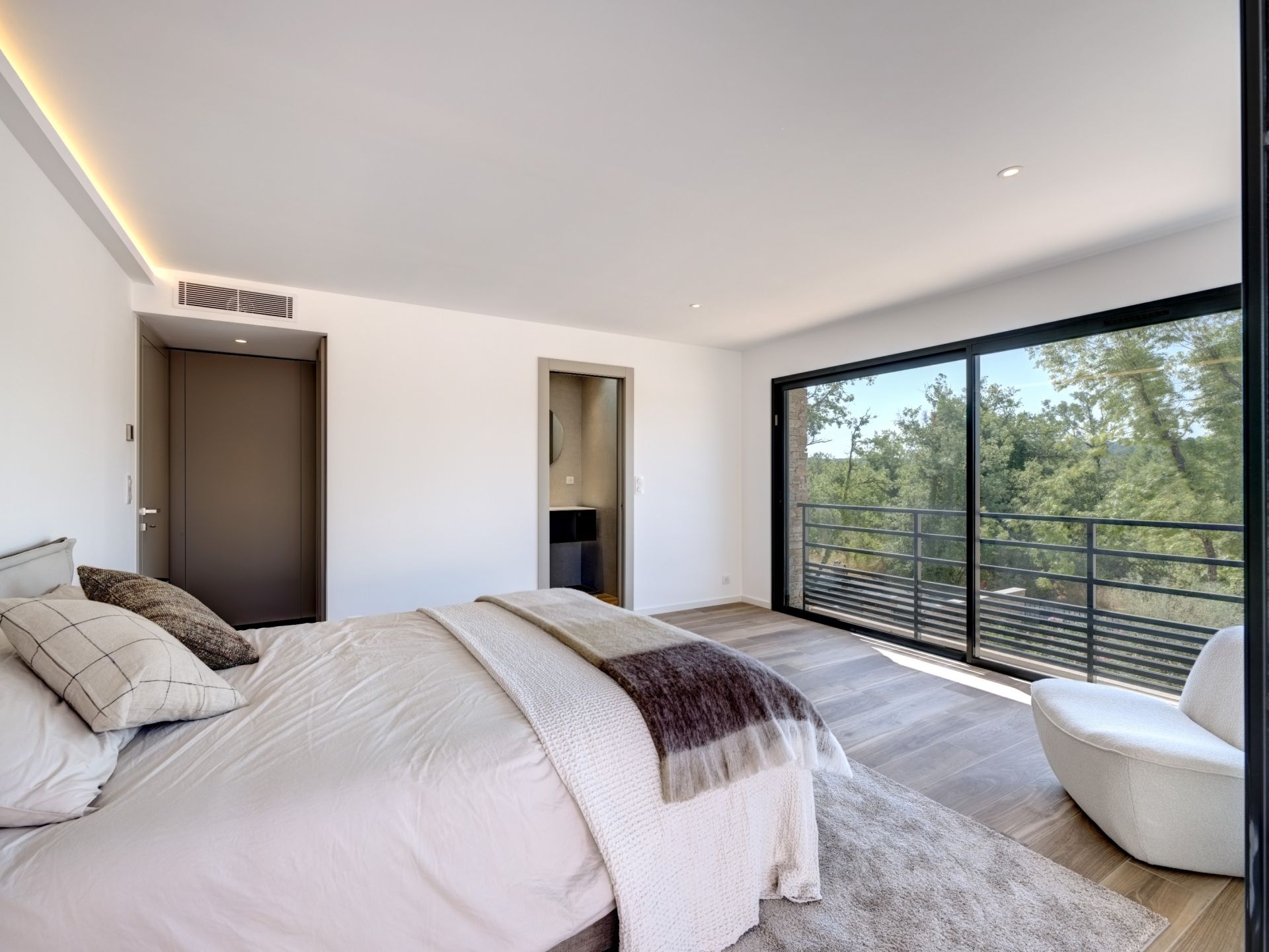 luxury villa 5 Rooms for sale on TOURRETTES (83440)