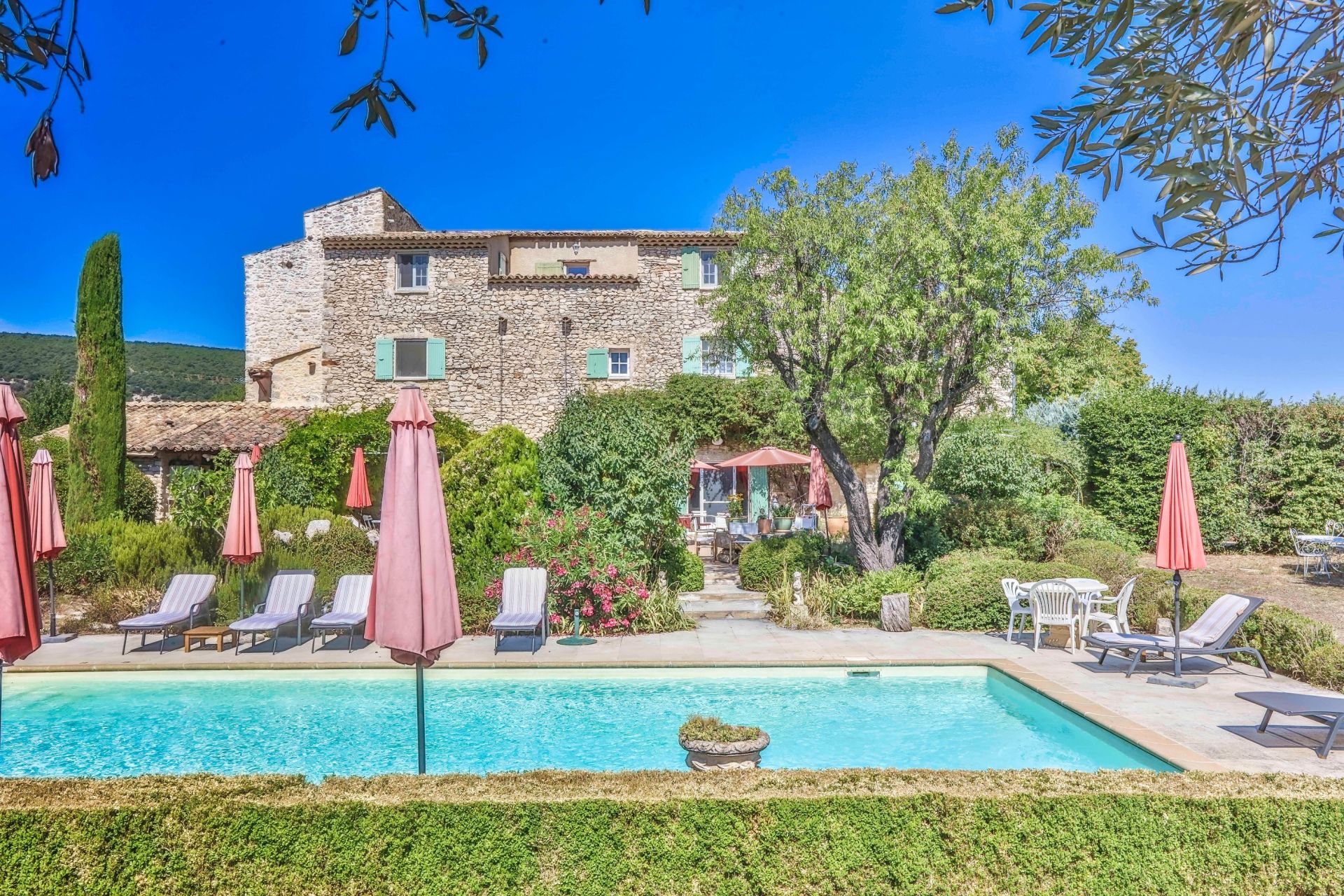 luxury house 20 Rooms for sale on VIENS (84750)