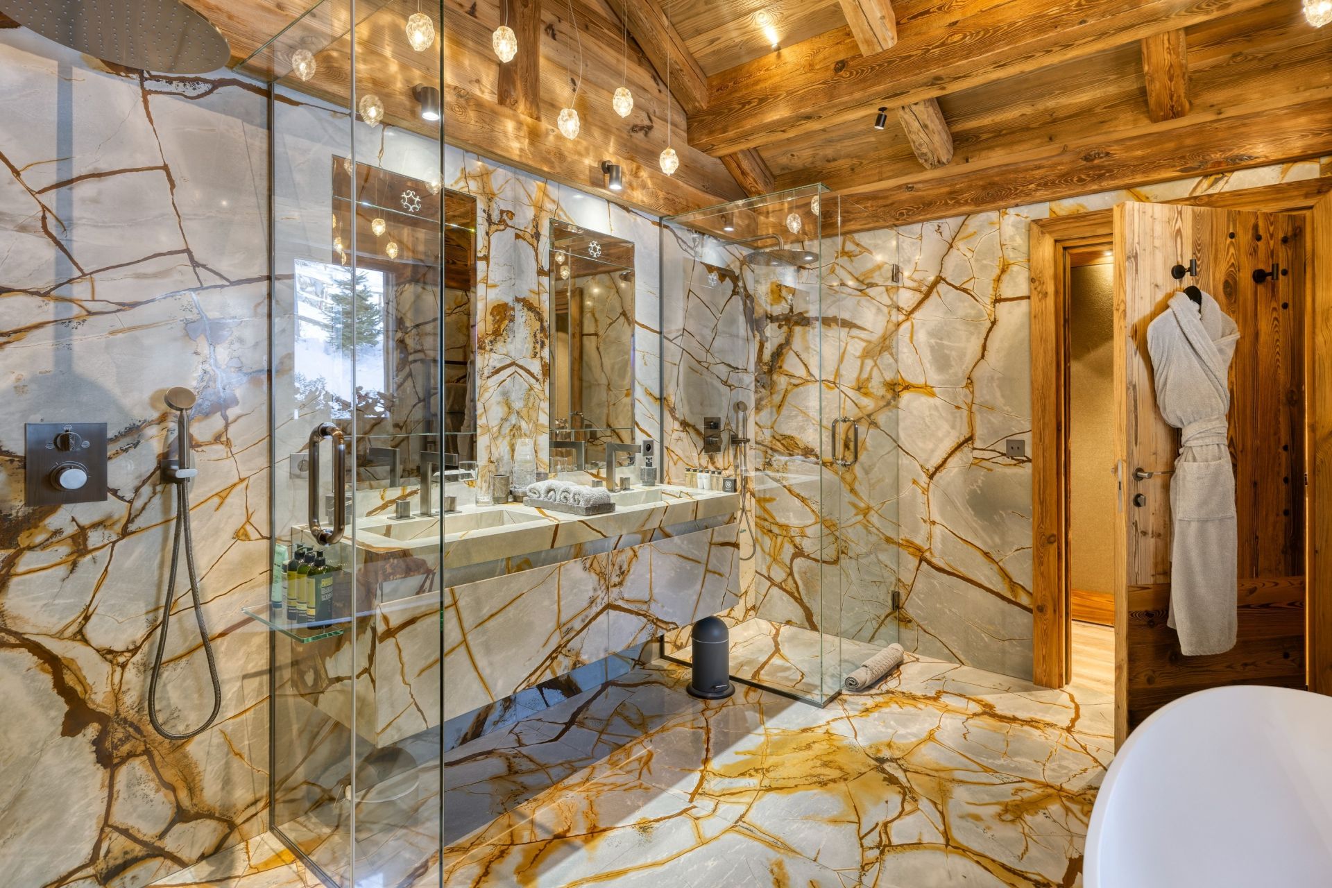 chalet de luxe 12 Pièces en location saisonnière sur MERIBEL LES ALLUES (73550)