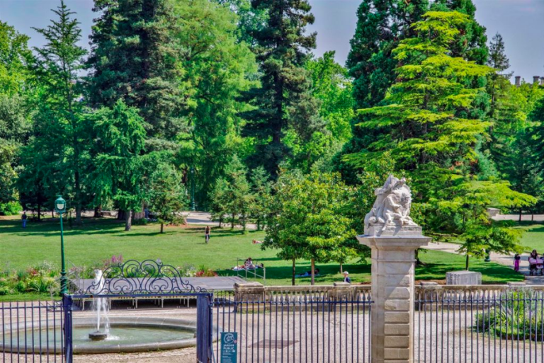 luxury apartment 4 Rooms for sale on BORDEAUX (33000)