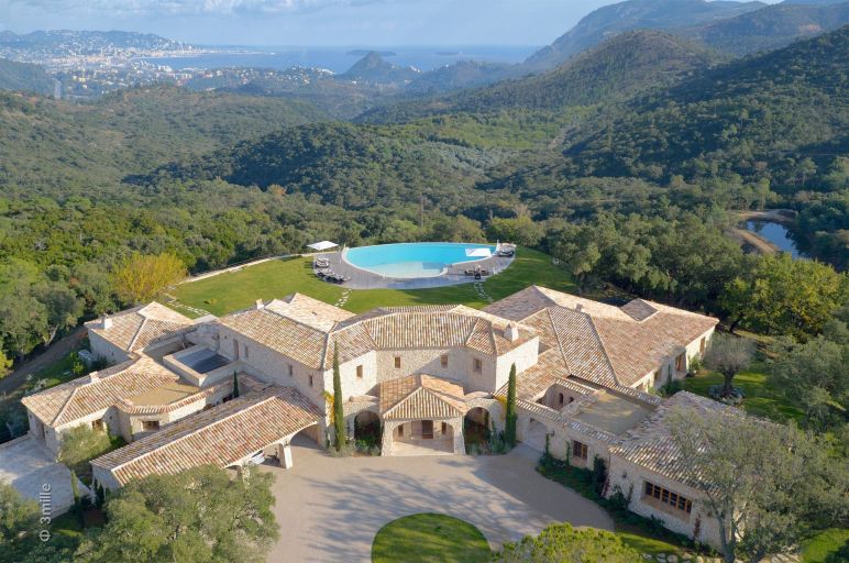 propriété de luxe 35 Pièces en vente sur LES ADRETS DE L ESTEREL (83600)