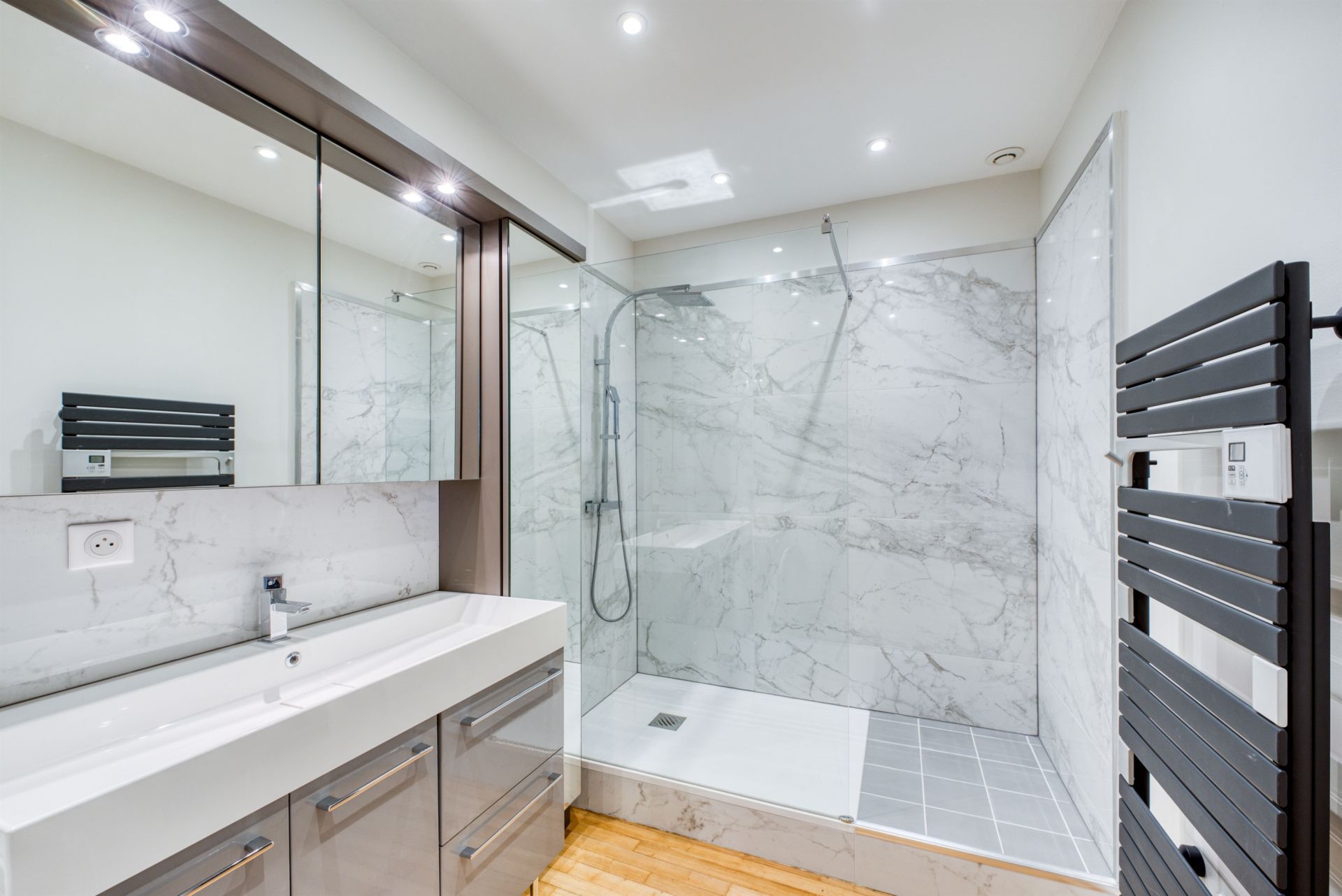 luxury apartment 4 Rooms for sale on LA ROCHELLE (17000)