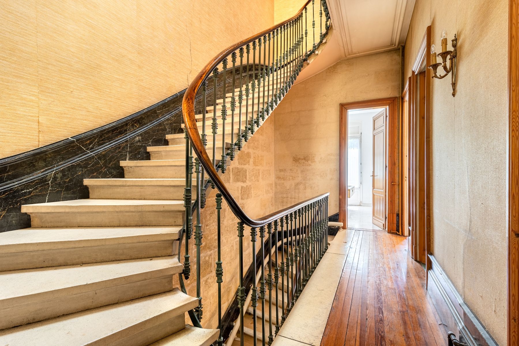 luxury house 15 Rooms for sale on BORDEAUX (33000)