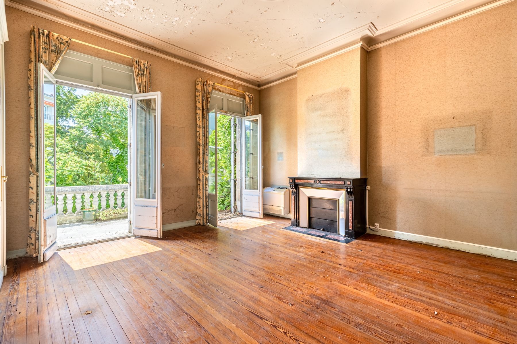 luxury house 15 Rooms for sale on BORDEAUX (33000)