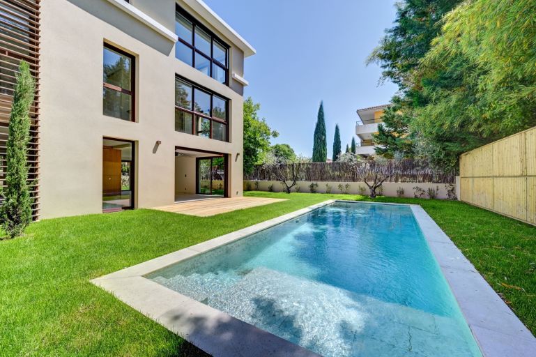 luxury house 7 Rooms for sale on AIX EN PROVENCE (13100)