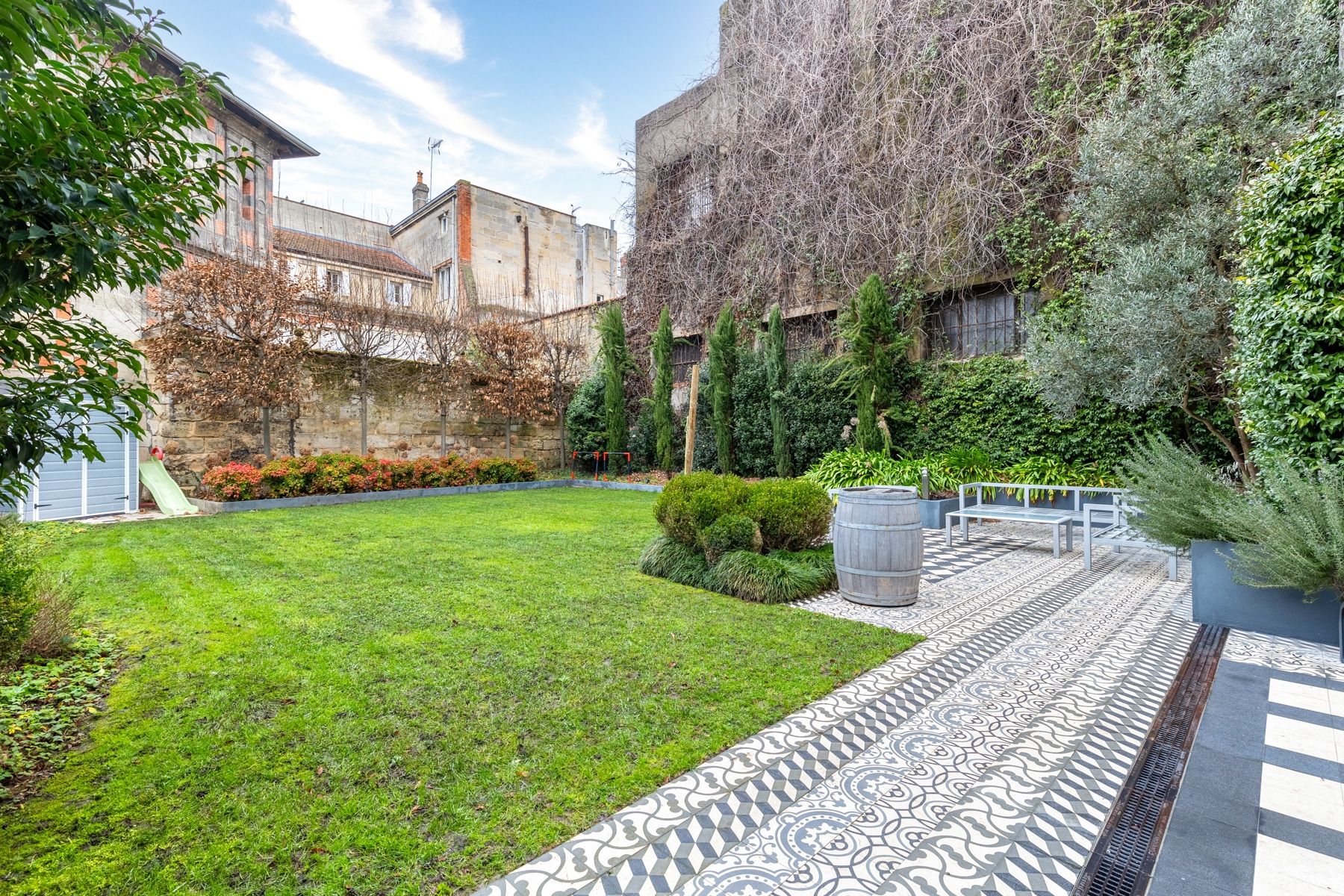 luxury house 9 Rooms for sale on BORDEAUX (33000)
