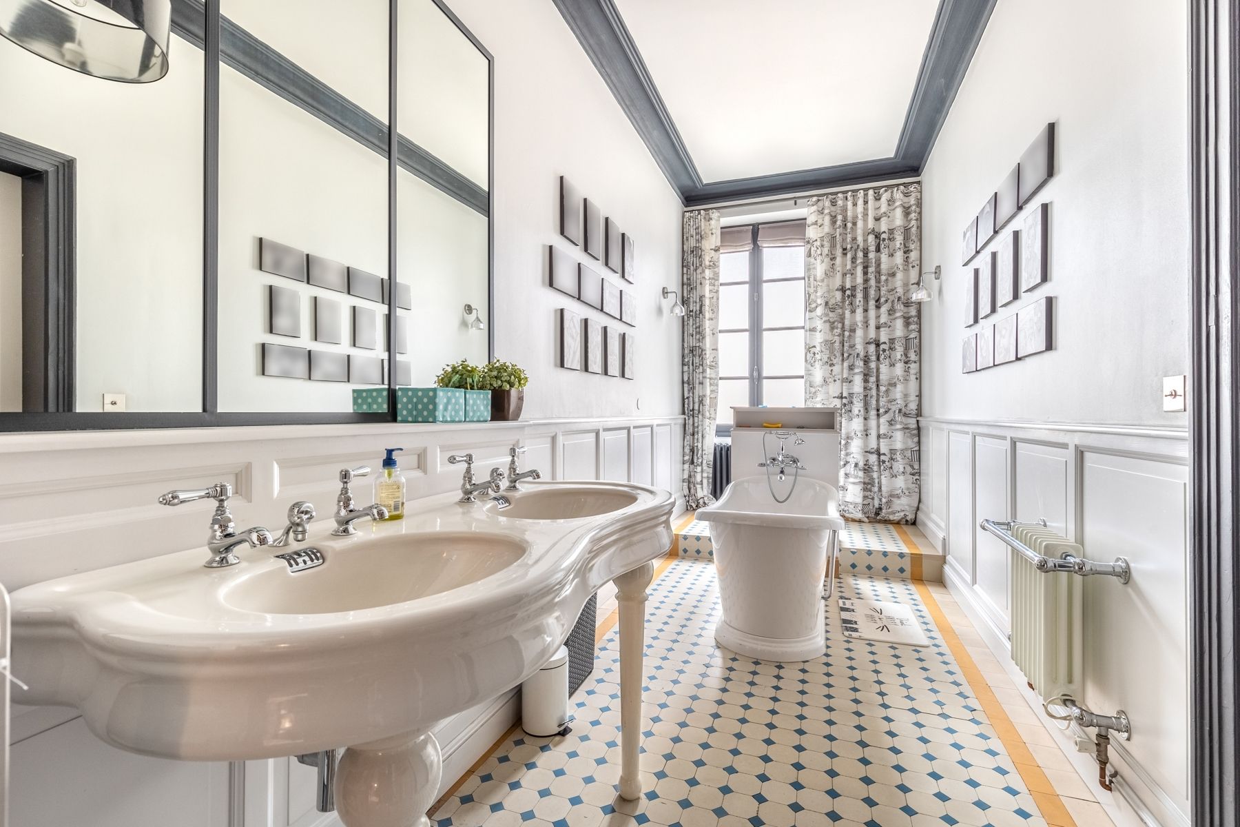 luxury house 9 Rooms for sale on BORDEAUX (33000)