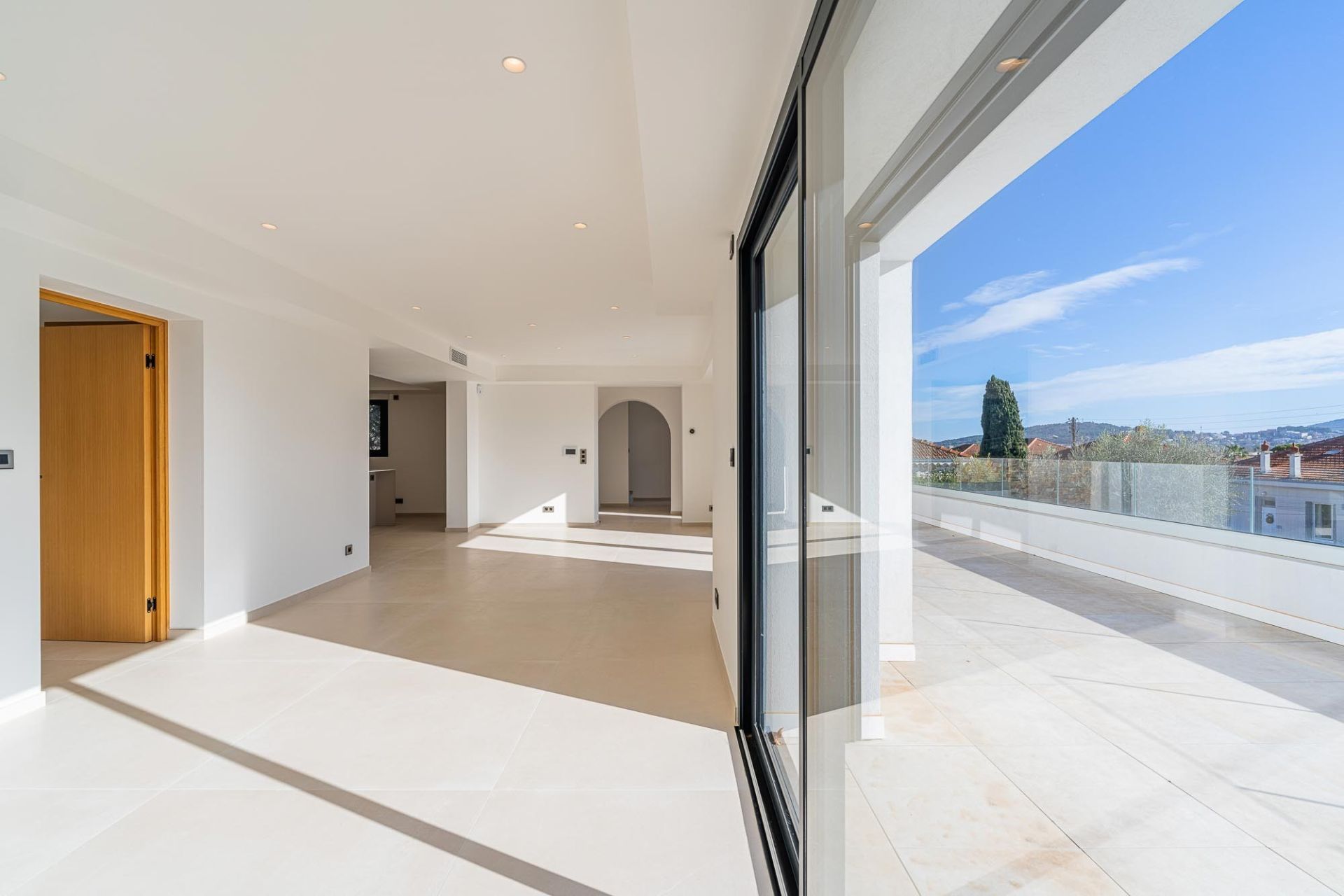 luxury house 6 Rooms for sale on SANARY SUR MER (83110)