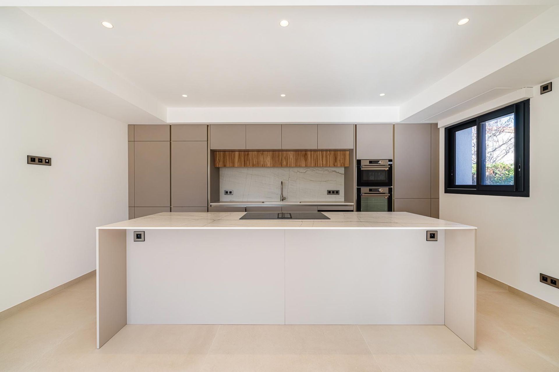 luxury house 6 Rooms for sale on SANARY SUR MER (83110)