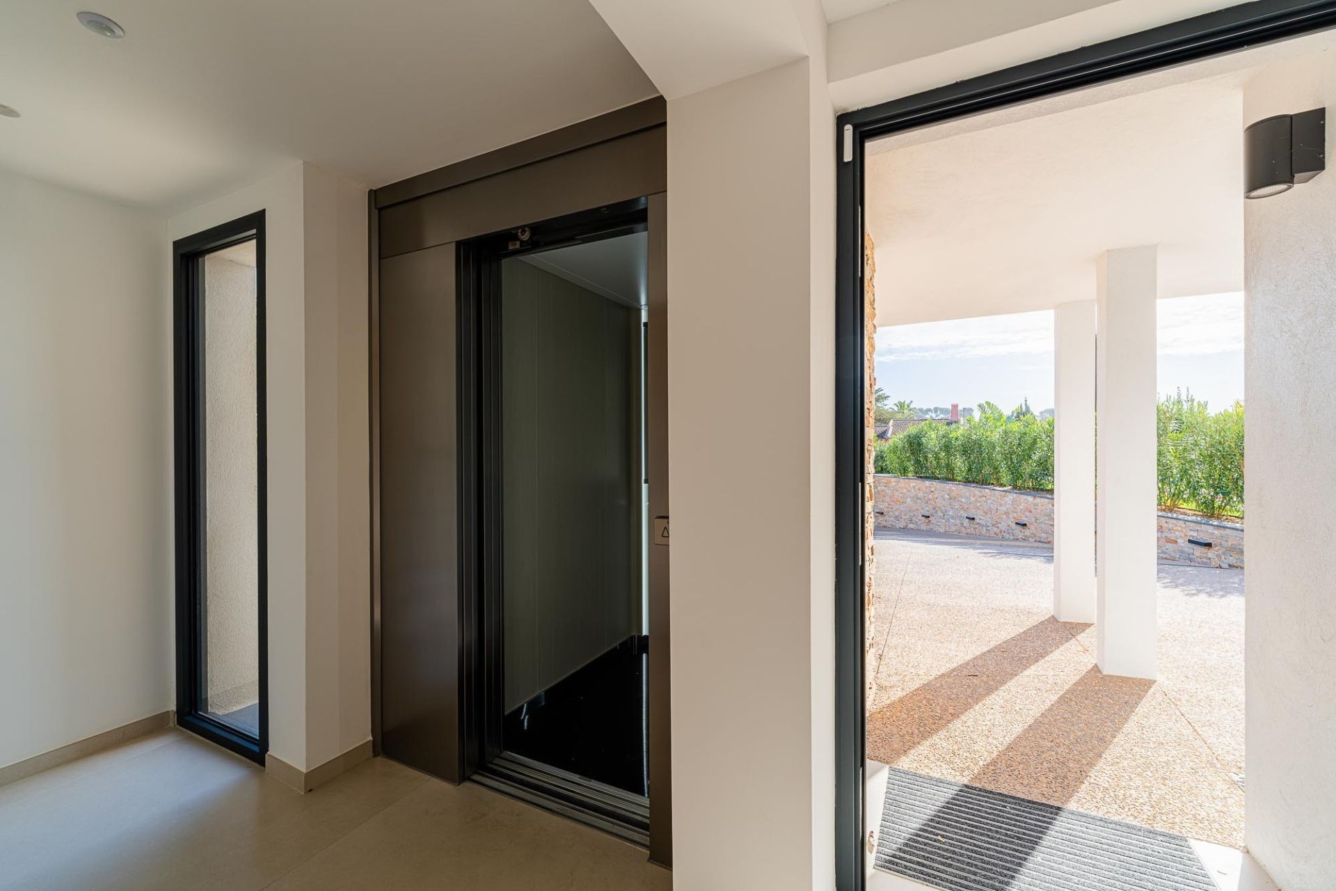 luxury house 6 Rooms for sale on SANARY SUR MER (83110)