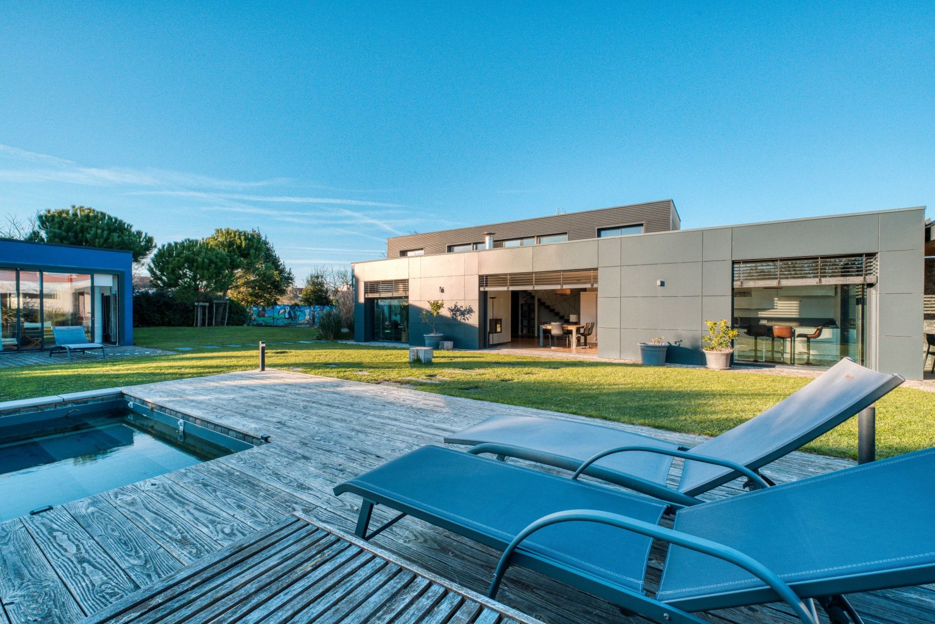 luxury house 8 Rooms for sale on LA ROCHELLE (17000)