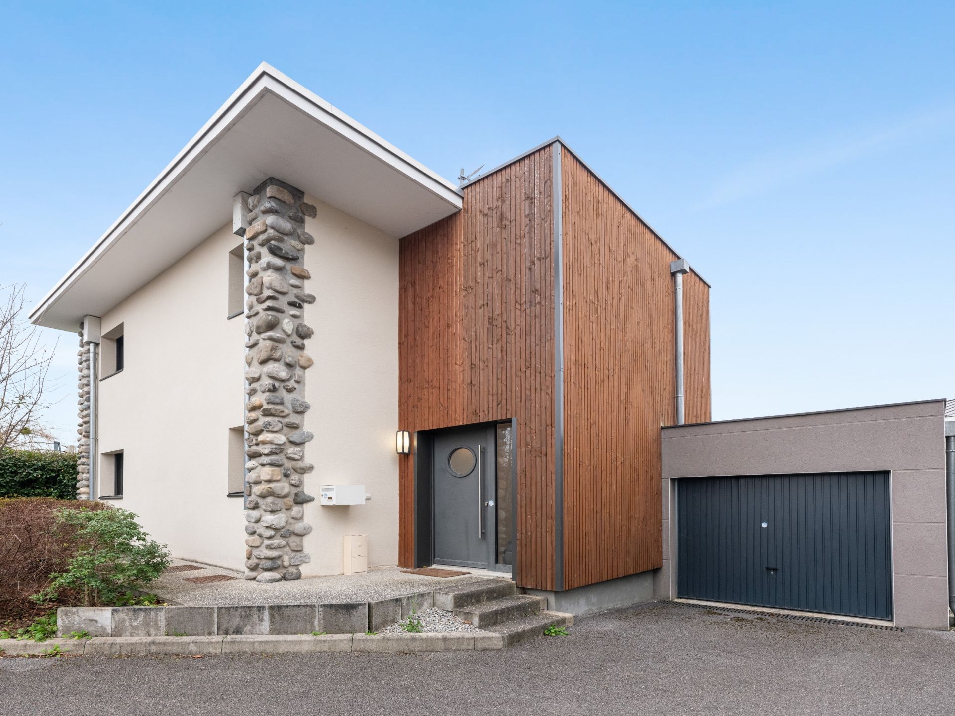 luxury house 4 Rooms for sale on MESSERY (74140)