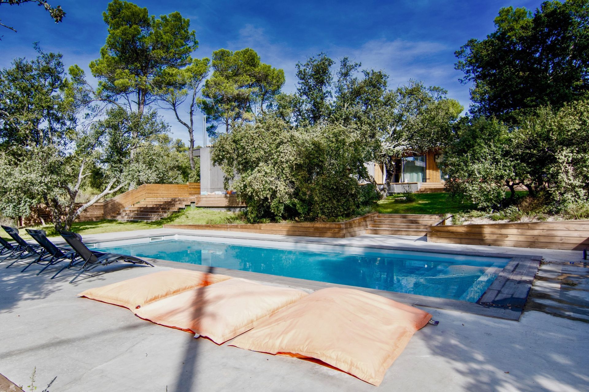 luxury house 8 Rooms for sale on ROGNES (13840)