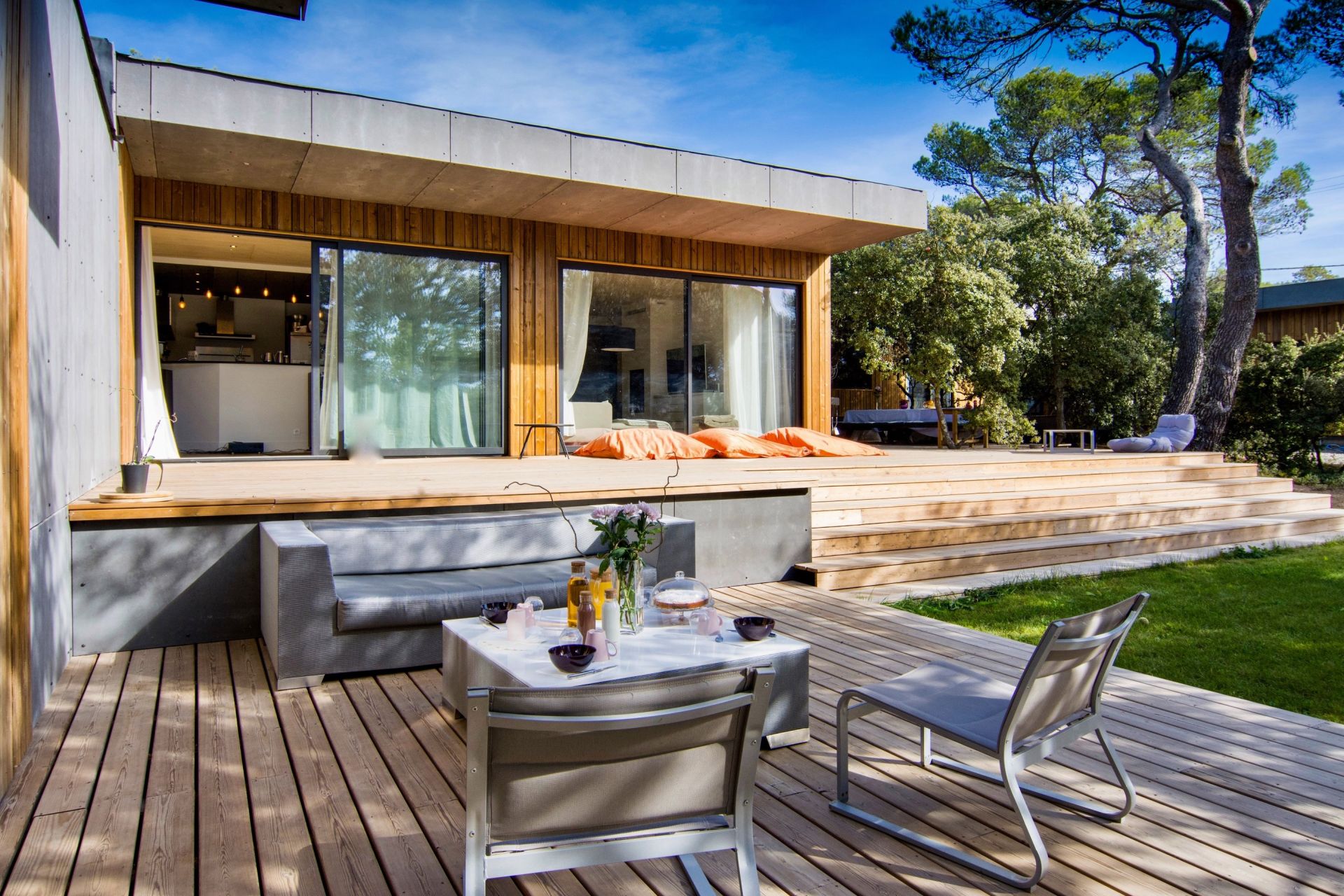 luxury house 8 Rooms for sale on ROGNES (13840)