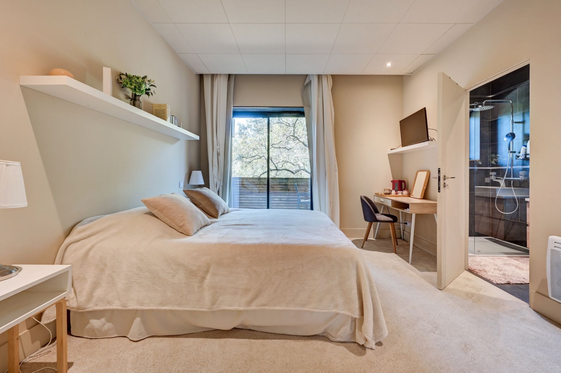 luxury house 8 Rooms for sale on ROGNES (13840)