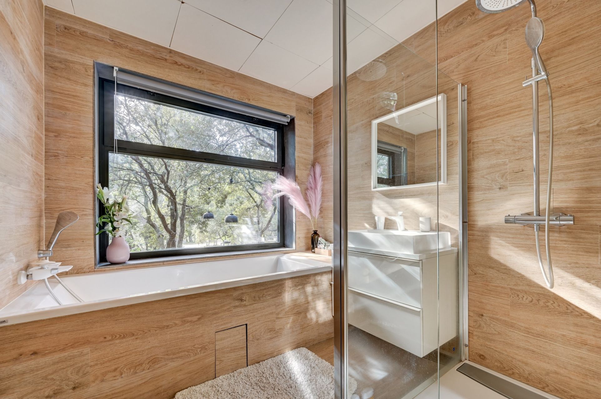 luxury house 8 Rooms for sale on ROGNES (13840)