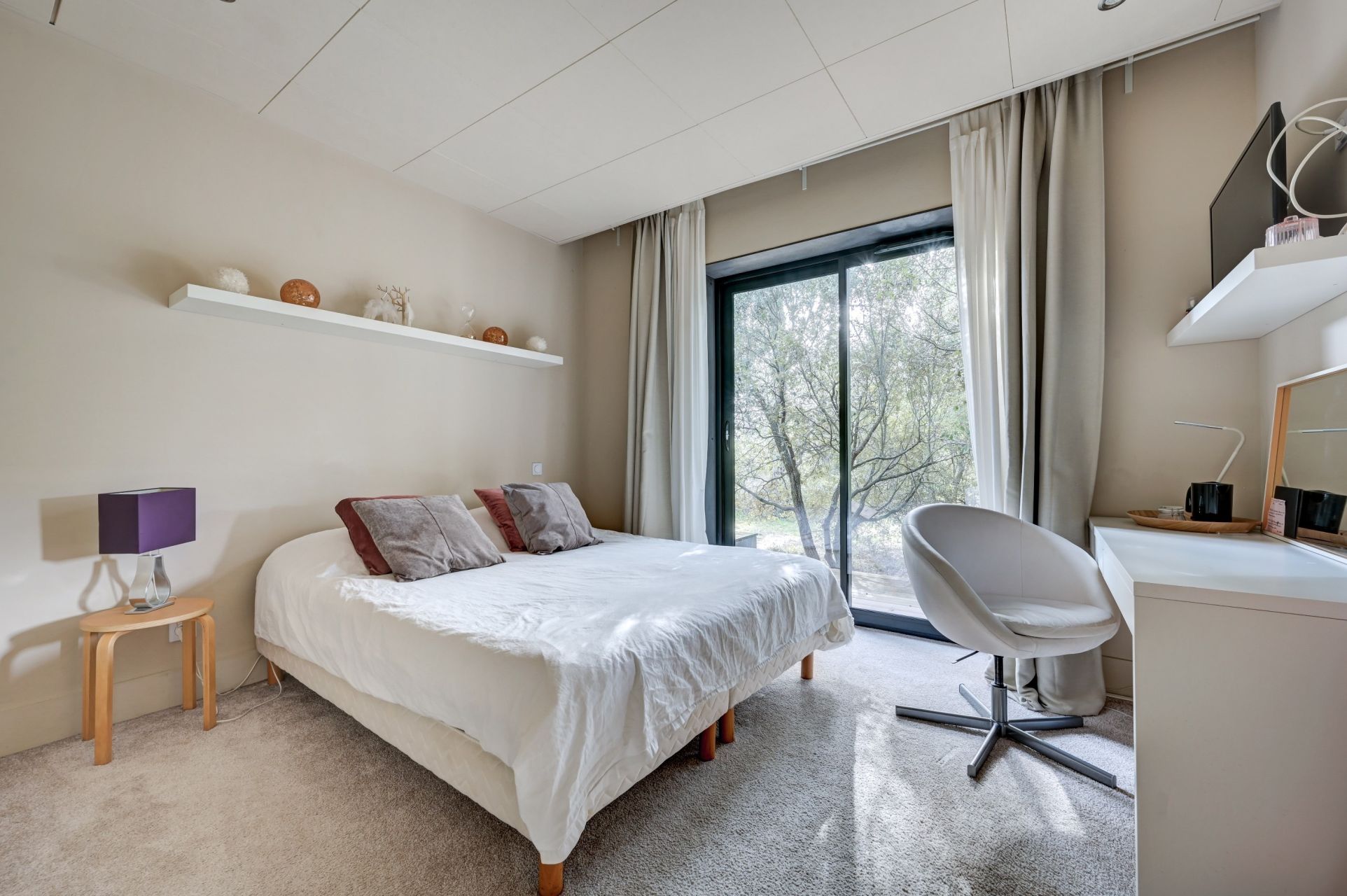 luxury house 8 Rooms for sale on ROGNES (13840)