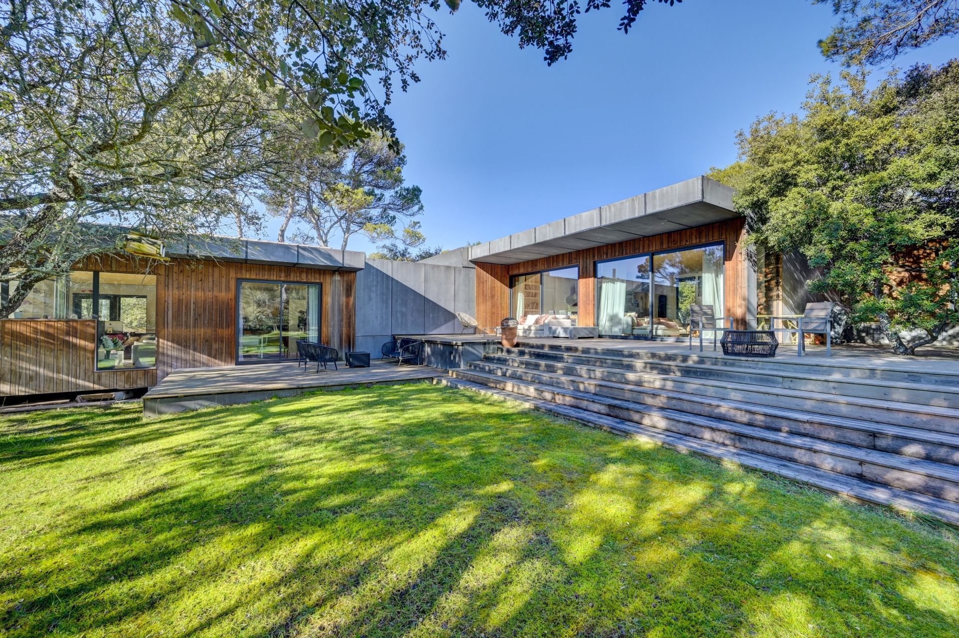 luxury house 8 Rooms for sale on ROGNES (13840)