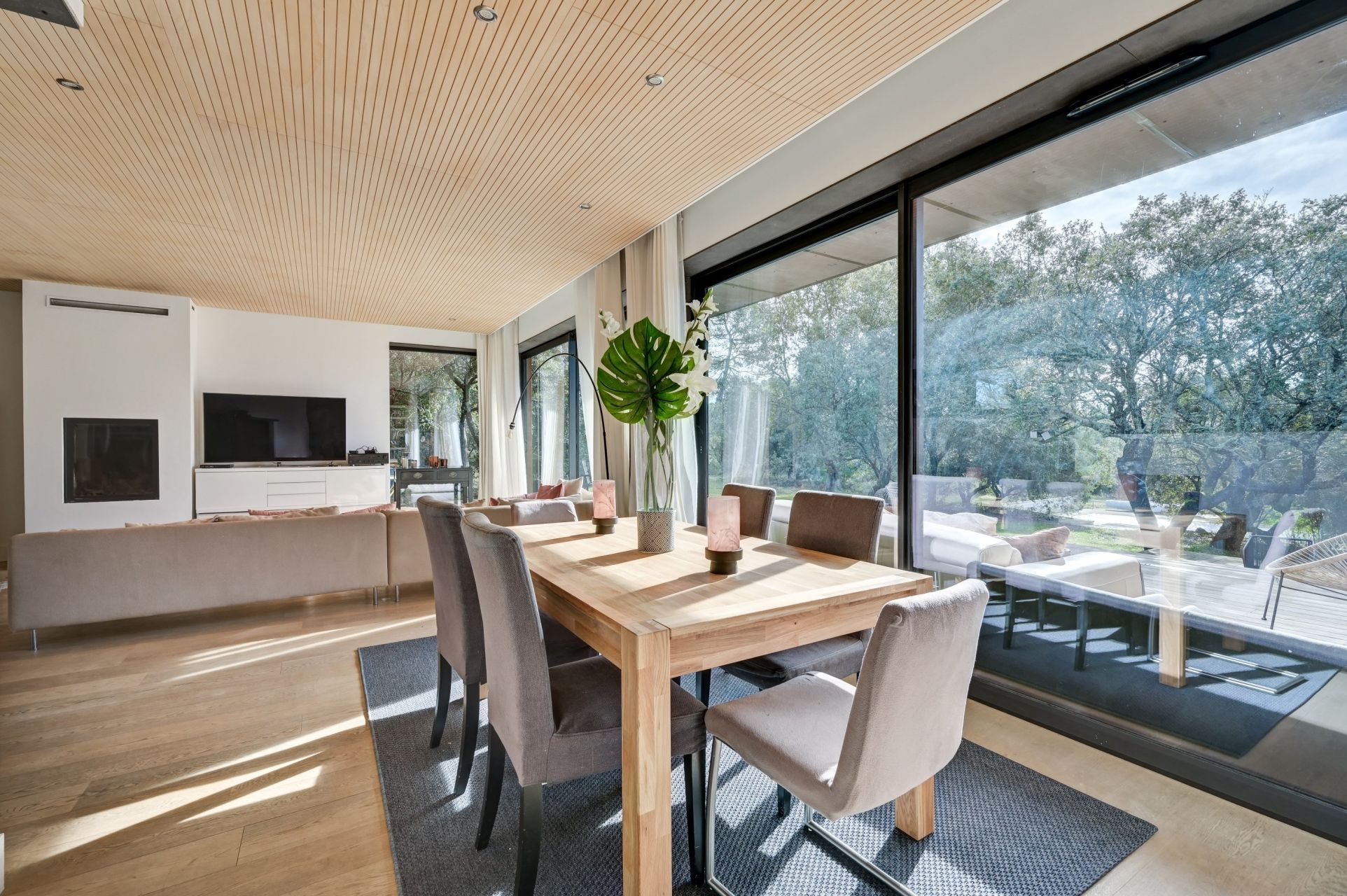 luxury house 8 Rooms for sale on ROGNES (13840)