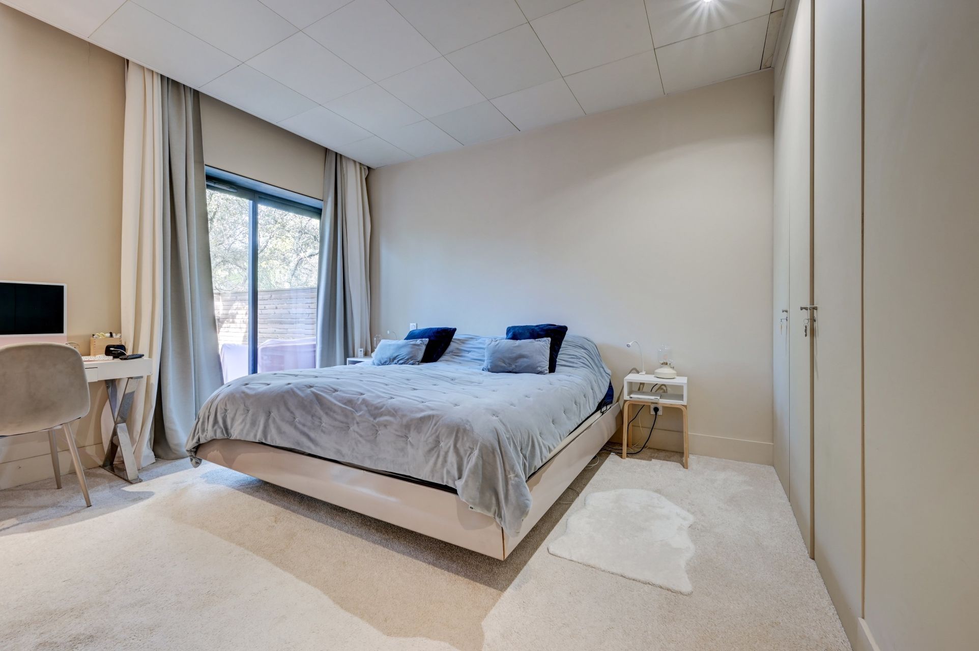 luxury house 8 Rooms for sale on ROGNES (13840)